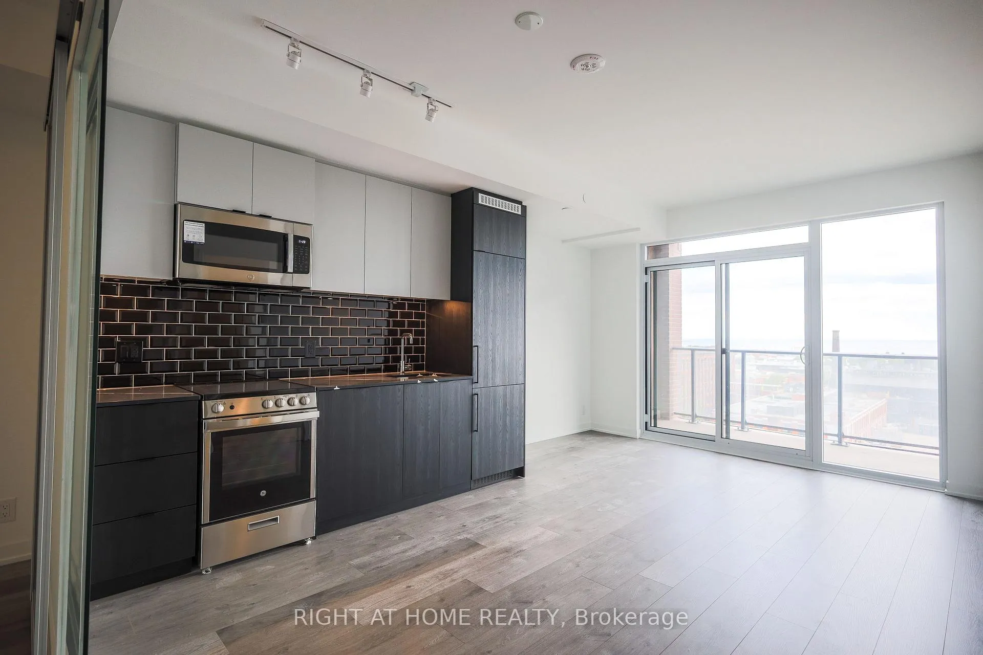 Photo 8 of Unit 917, 285 Dufferin Street, Toronto, South Parkdale — HOMEH