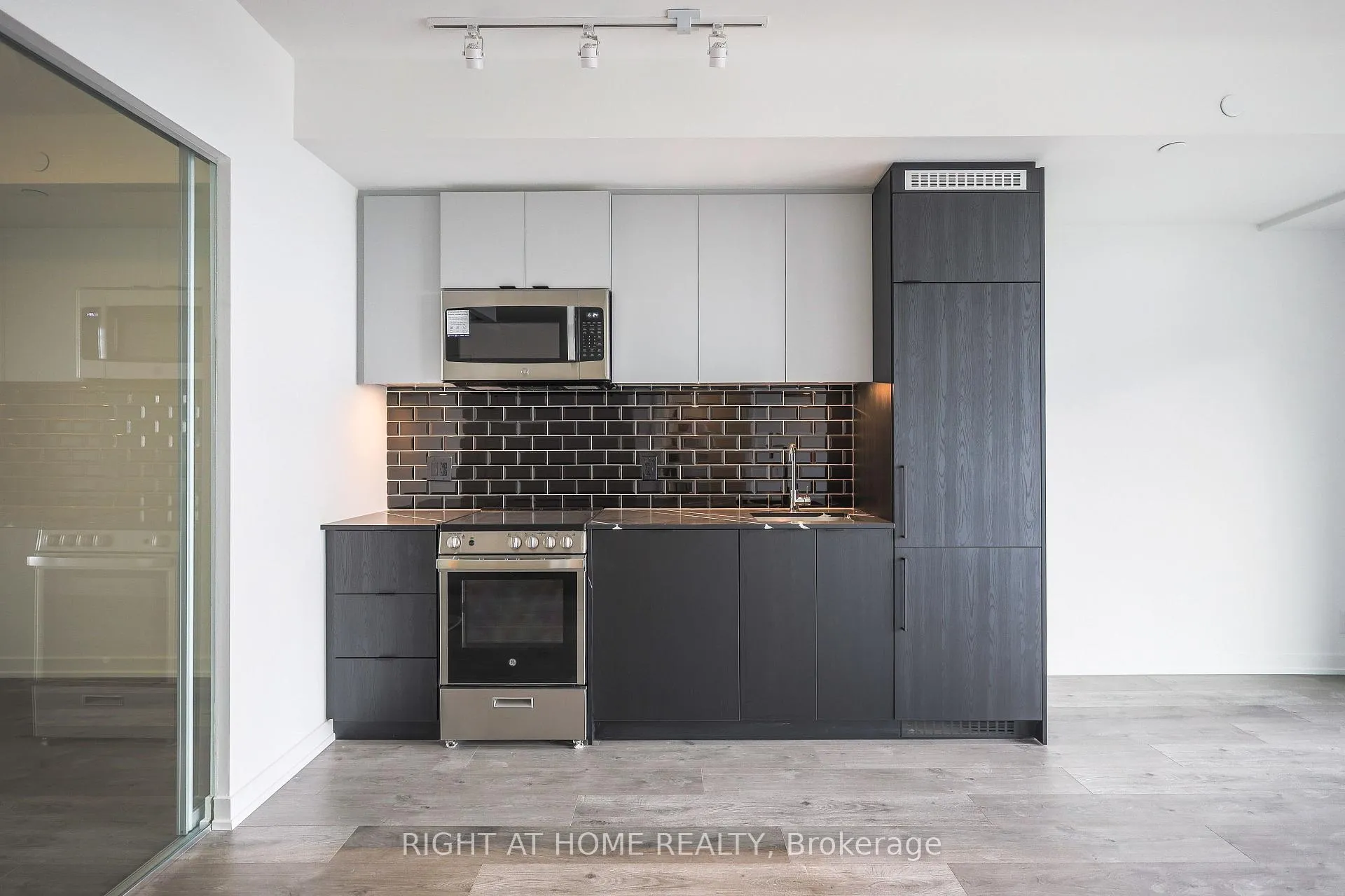 Photo 9 of Unit 917, 285 Dufferin Street, Toronto, South Parkdale — HOMEH