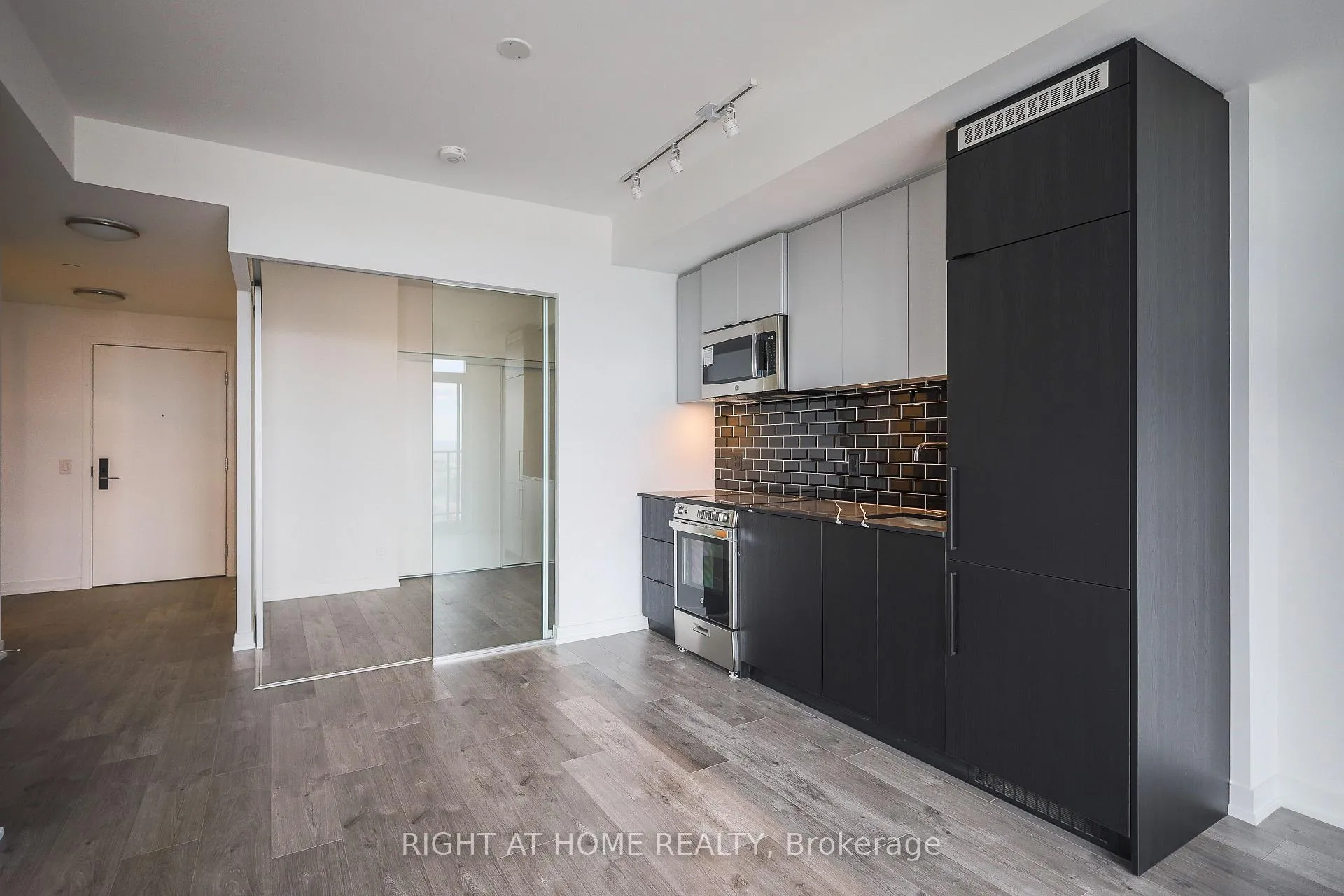 Photo 10 of Unit 917, 285 Dufferin Street, Toronto, South Parkdale — HOMEH