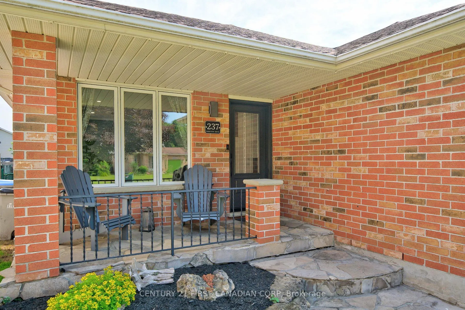 Photo 3 of 237 Parkview Drive E, Strathroy-Caradoc, SE — HOMEH