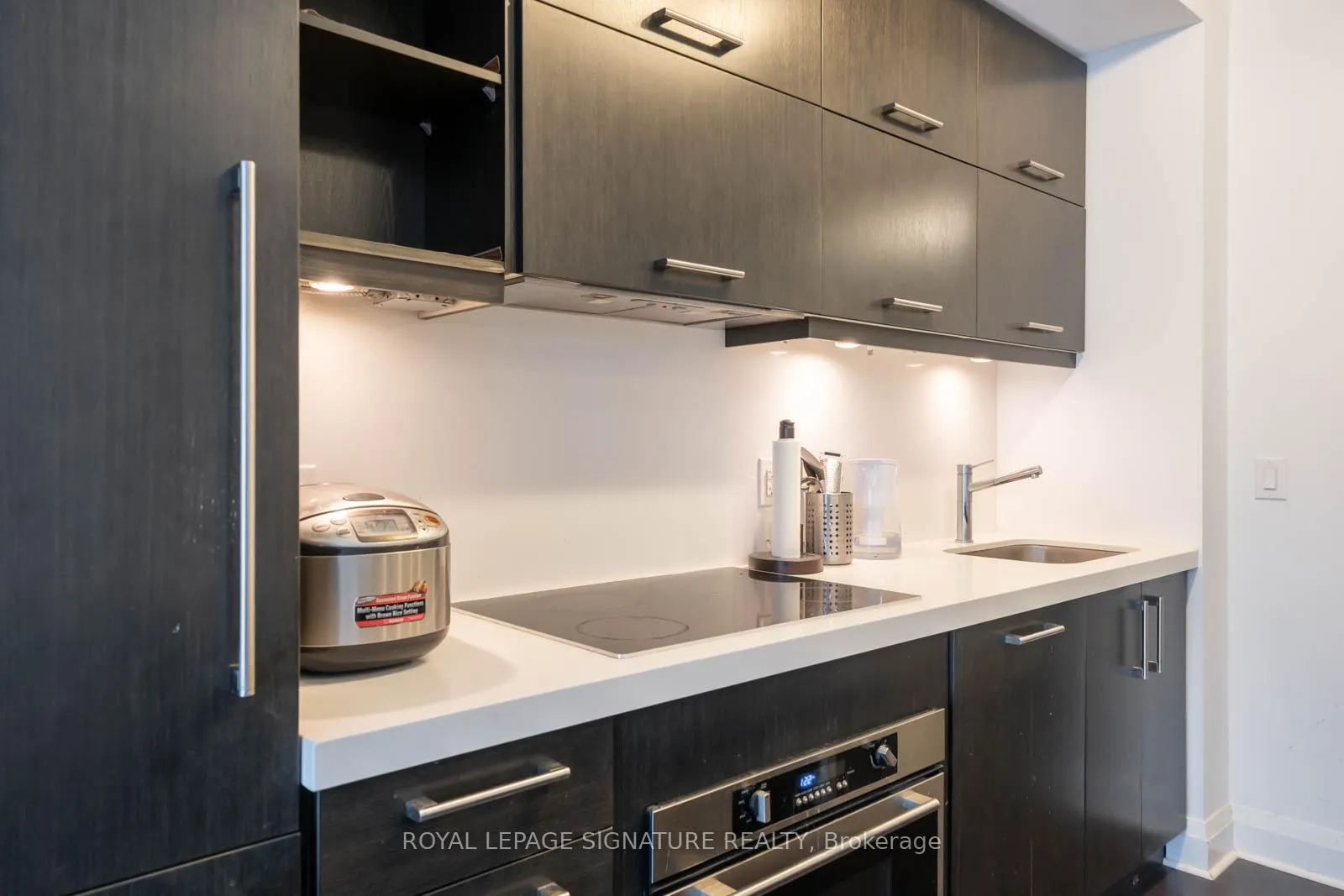 Photo 5 of Unit 901, 1080 Bay Street, Toronto, Bay Street Corridor — HOMEH