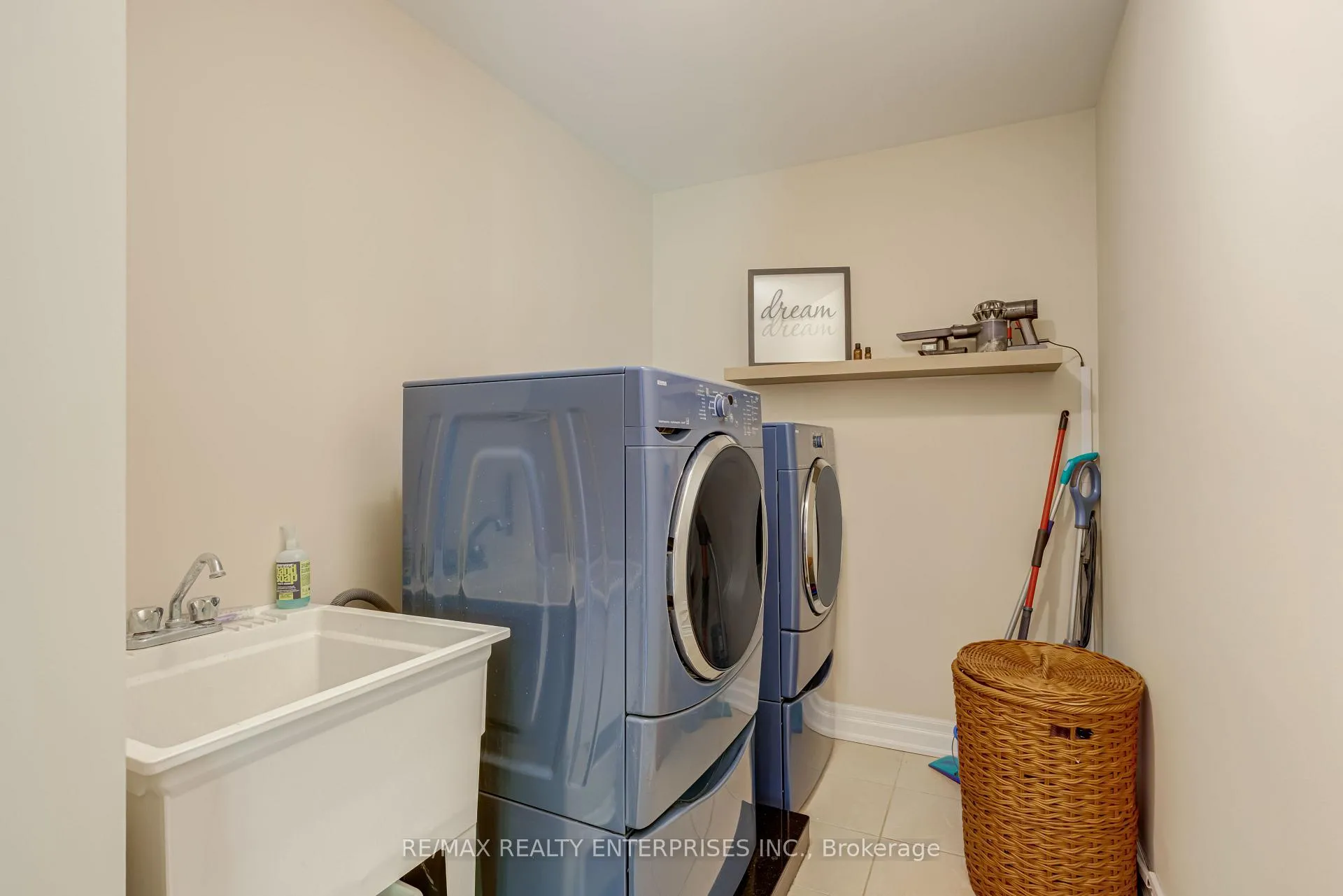Photo 33 of 444 Dicenzo Drive, Hamilton, Ryckmans — HOMEH