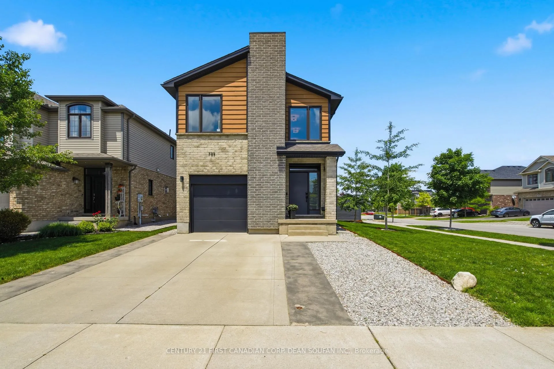 Photo 2 of 739 Springwood Crescent, London, North E — HOMEH