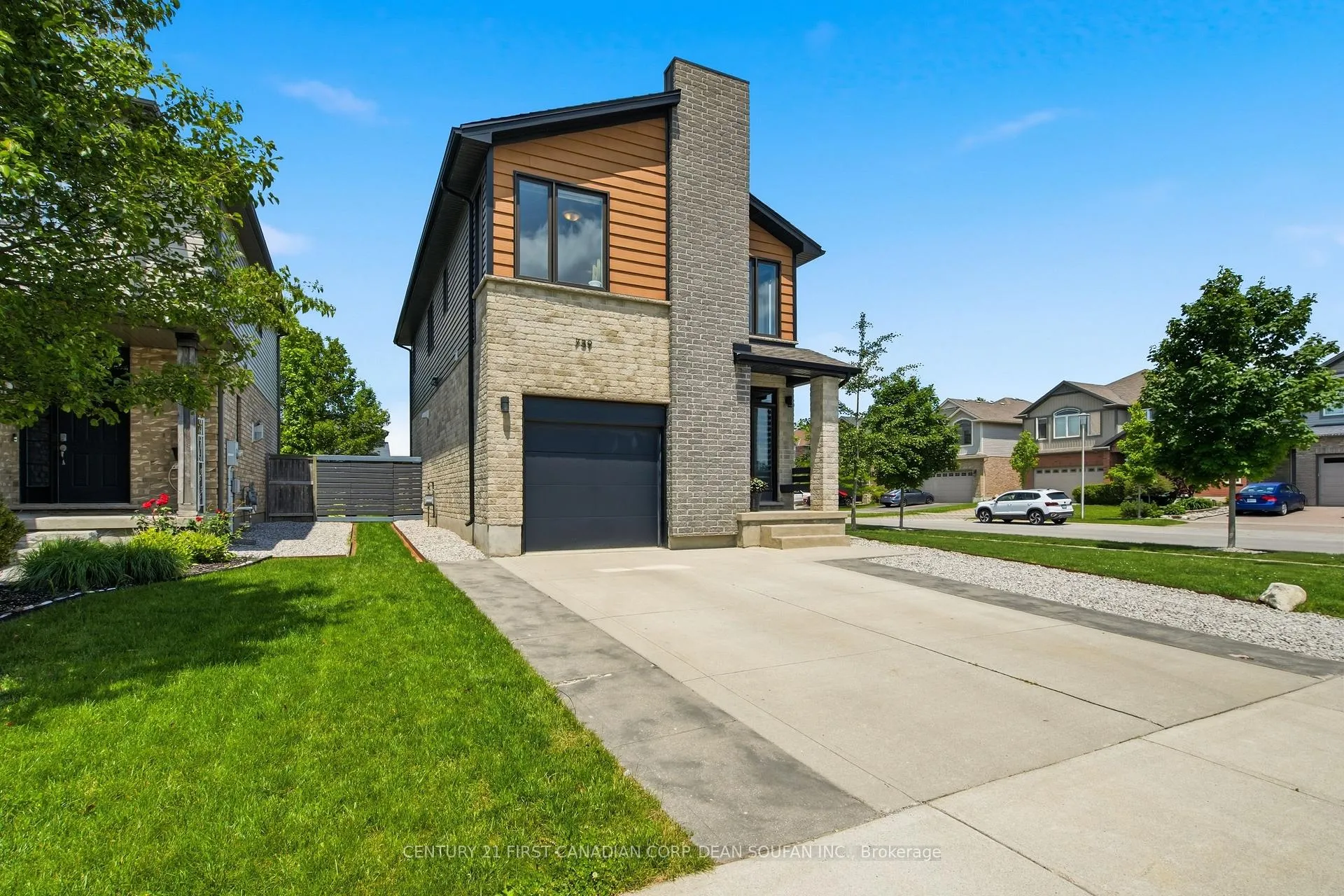 Photo 3 of 739 Springwood Crescent, London, North E — HOMEH