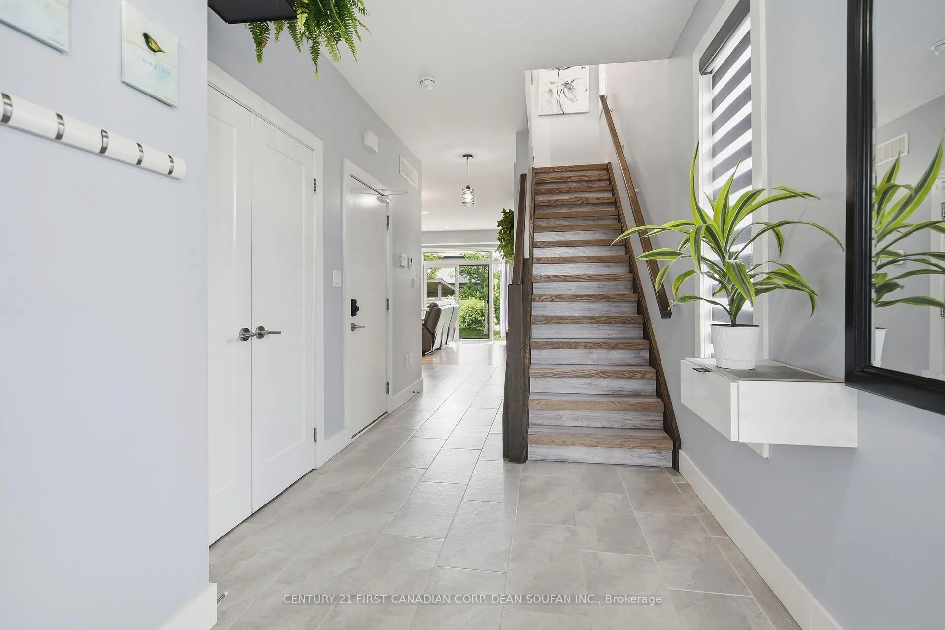 Photo 7 of 739 Springwood Crescent, London, North E — HOMEH