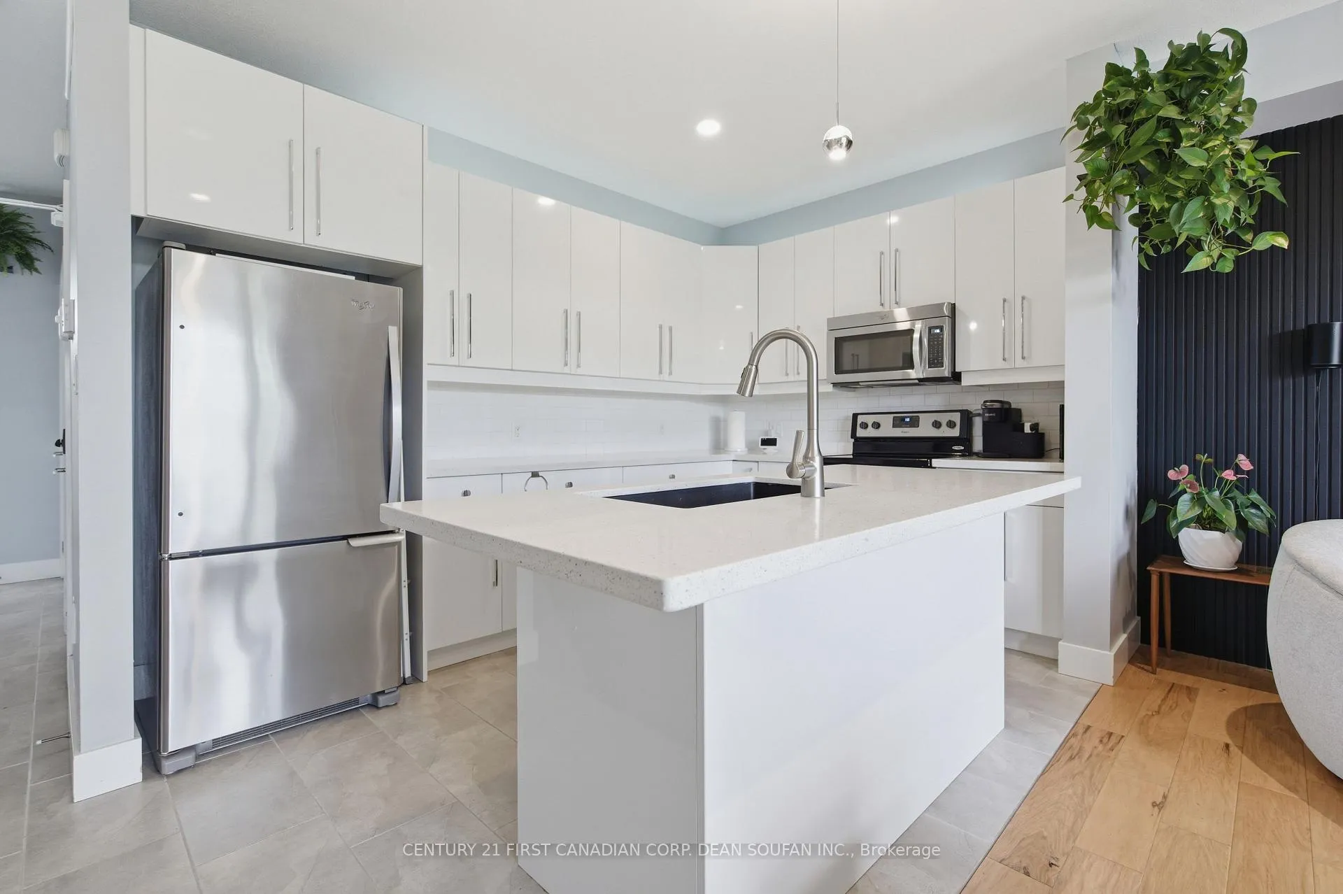 Photo 9 of 739 Springwood Crescent, London, North E — HOMEH