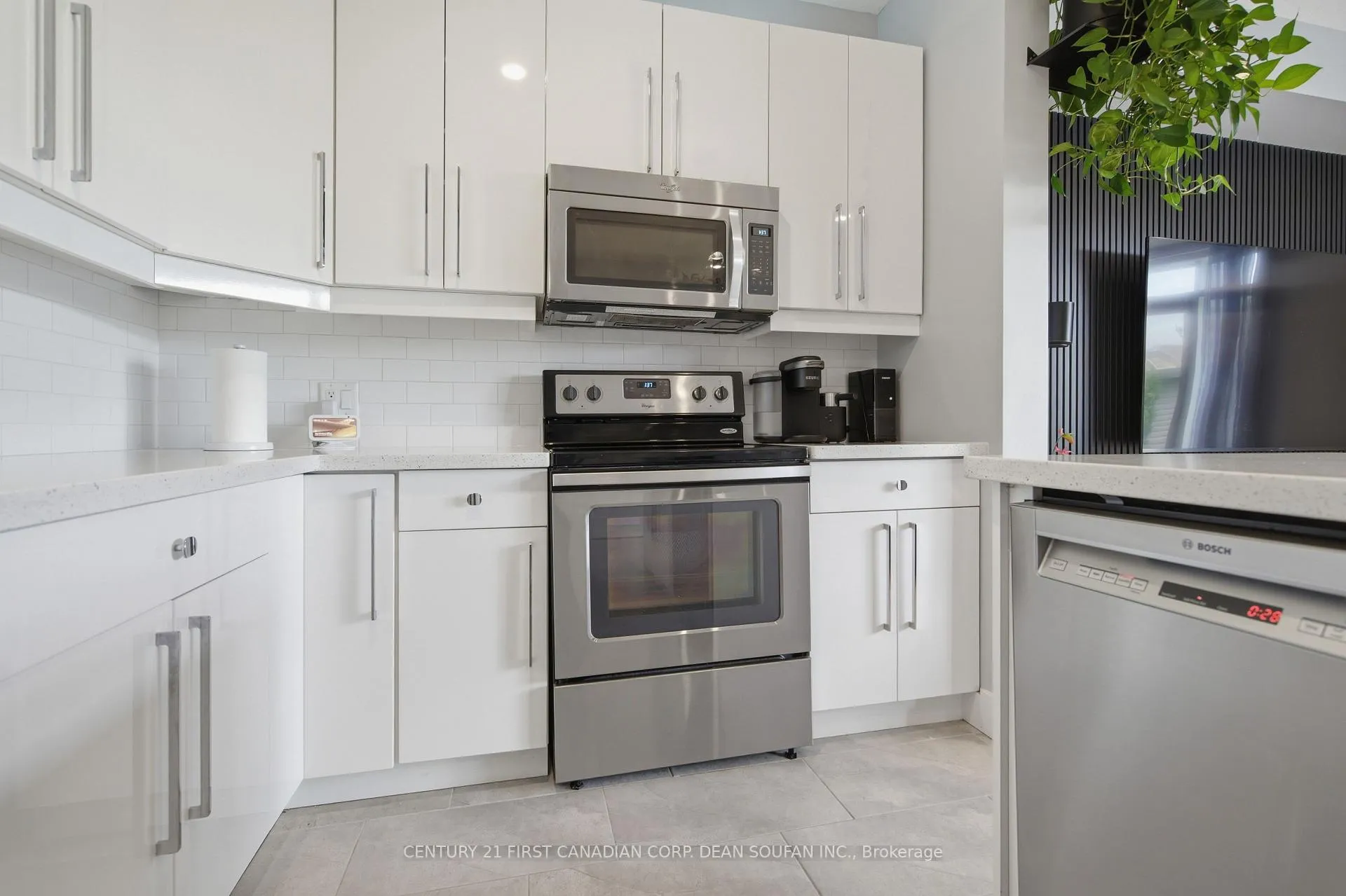 Photo 12 of 739 Springwood Crescent, London, North E — HOMEH