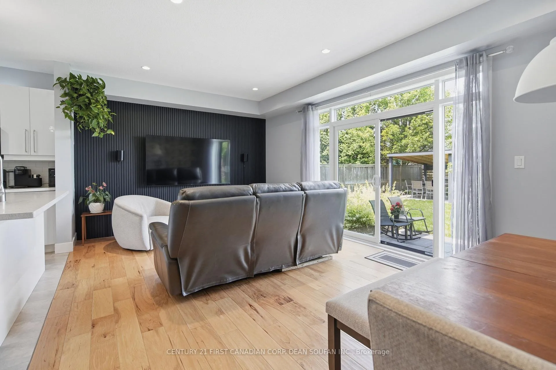 Photo 16 of 739 Springwood Crescent, London, North E — HOMEH