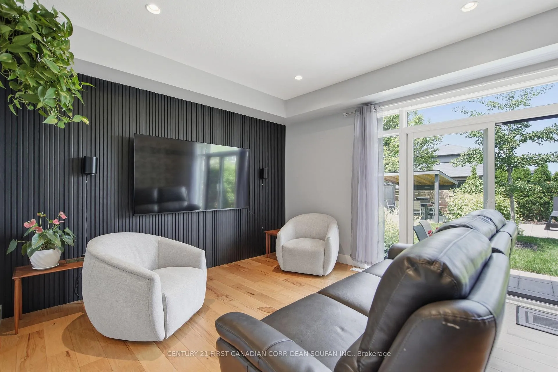 Photo 17 of 739 Springwood Crescent, London, North E — HOMEH