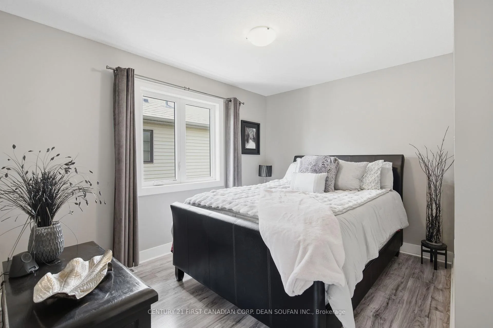 Photo 32 of 739 Springwood Crescent, London, North E — HOMEH