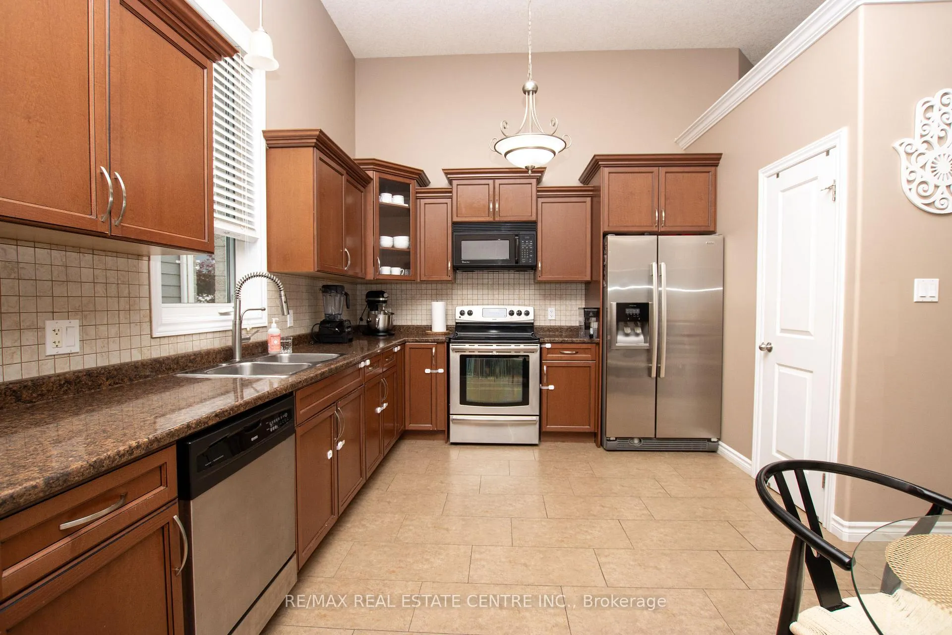 Photo 6 of 2878 Devon Road, London, South W — HOMEH