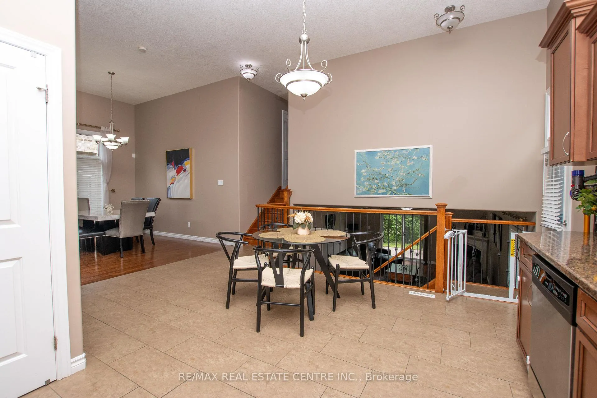 Photo 7 of 2878 Devon Road, London, South W — HOMEH