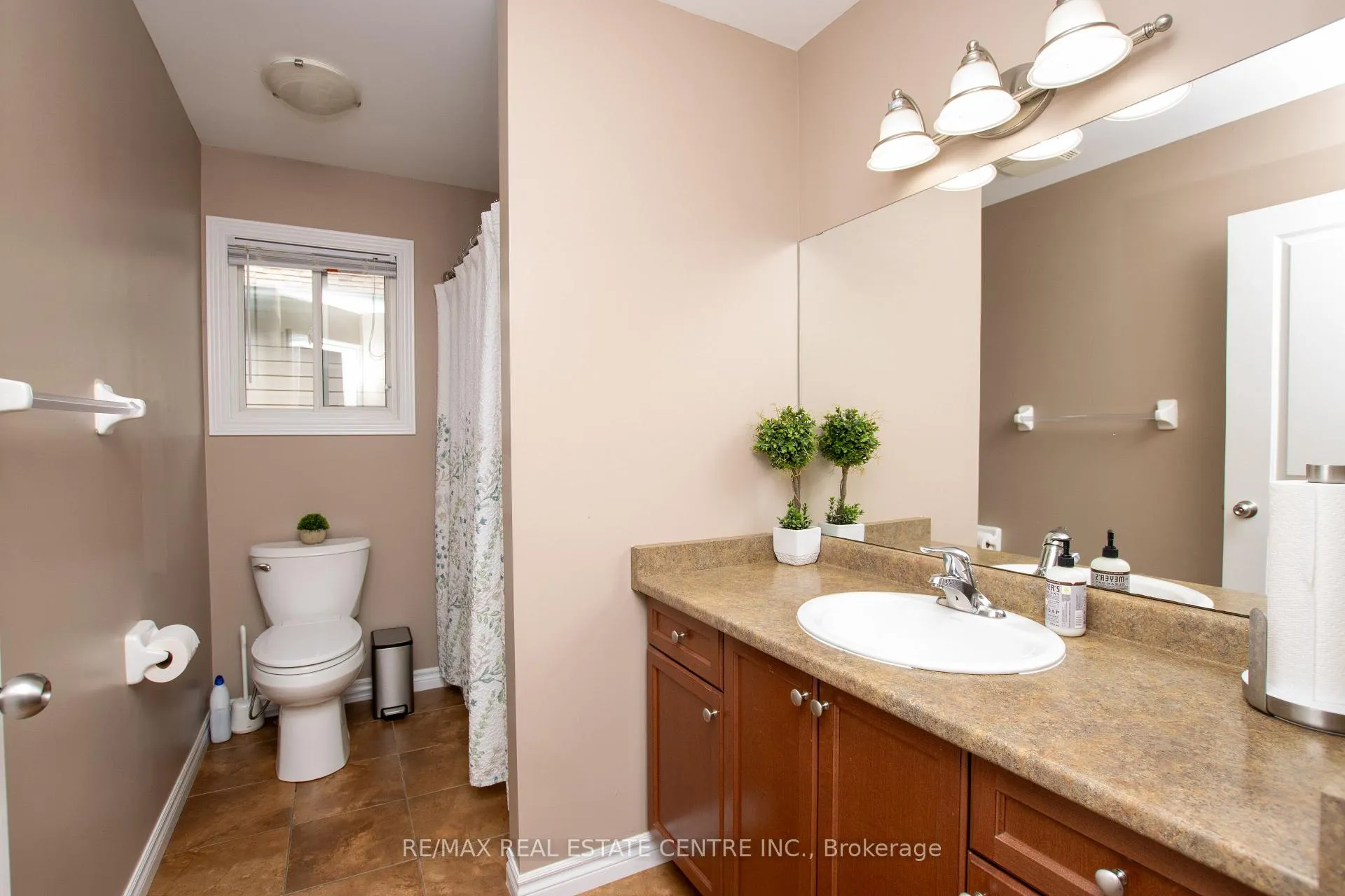 Photo 9 of 2878 Devon Road, London, South W — HOMEH
