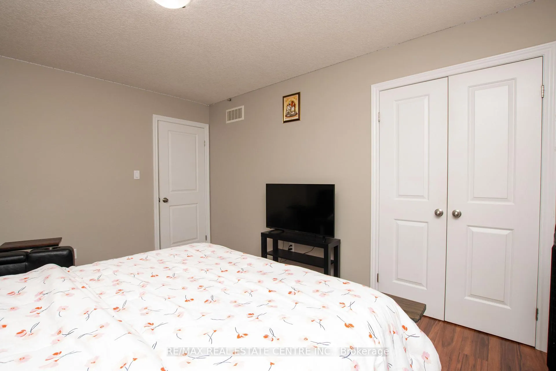 Photo 13 of 2878 Devon Road, London, South W — HOMEH
