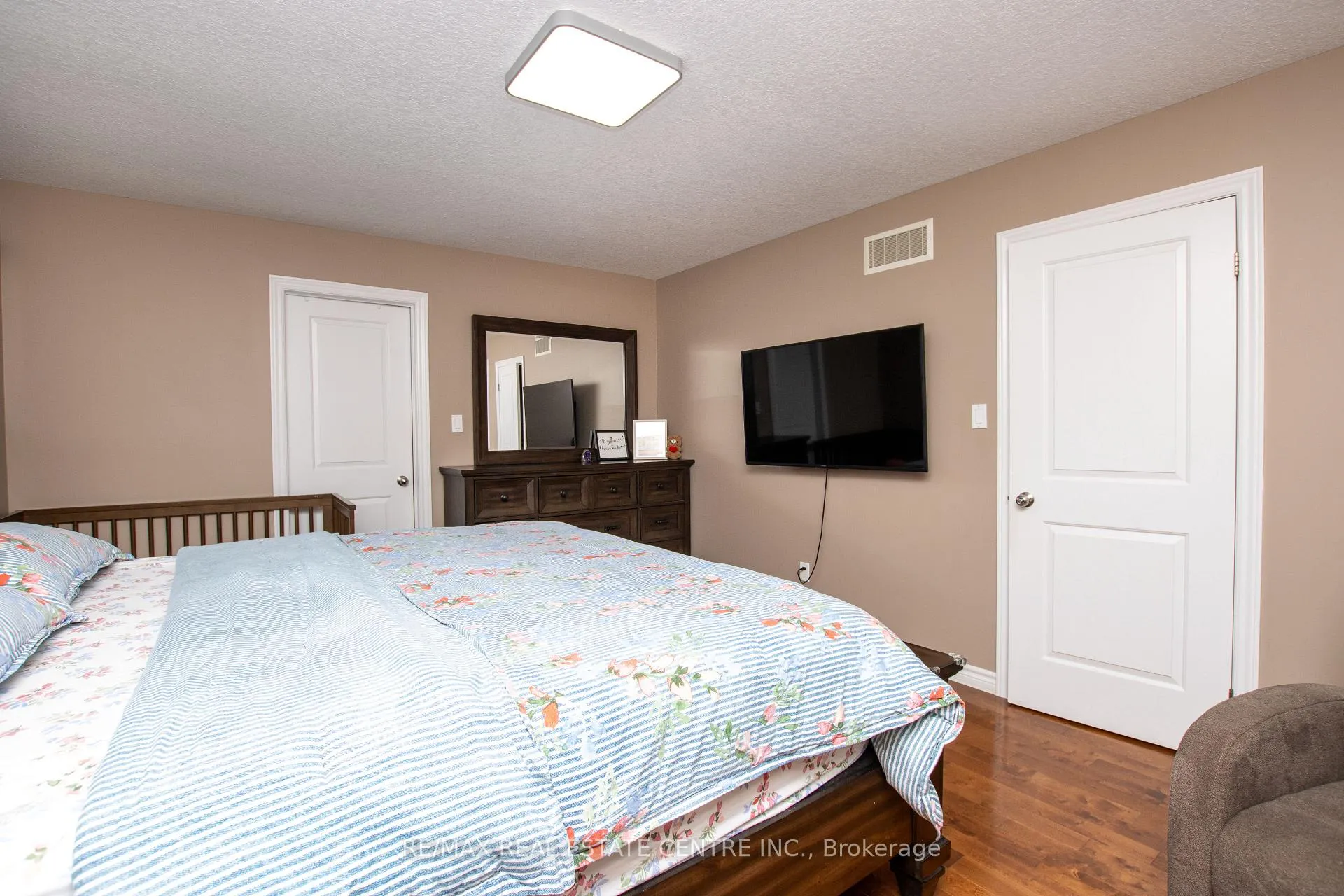 Photo 17 of 2878 Devon Road, London, South W — HOMEH
