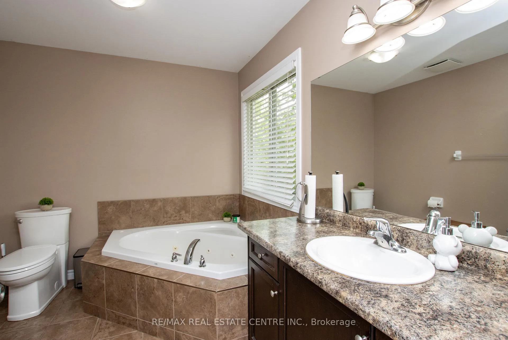 Photo 18 of 2878 Devon Road, London, South W — HOMEH