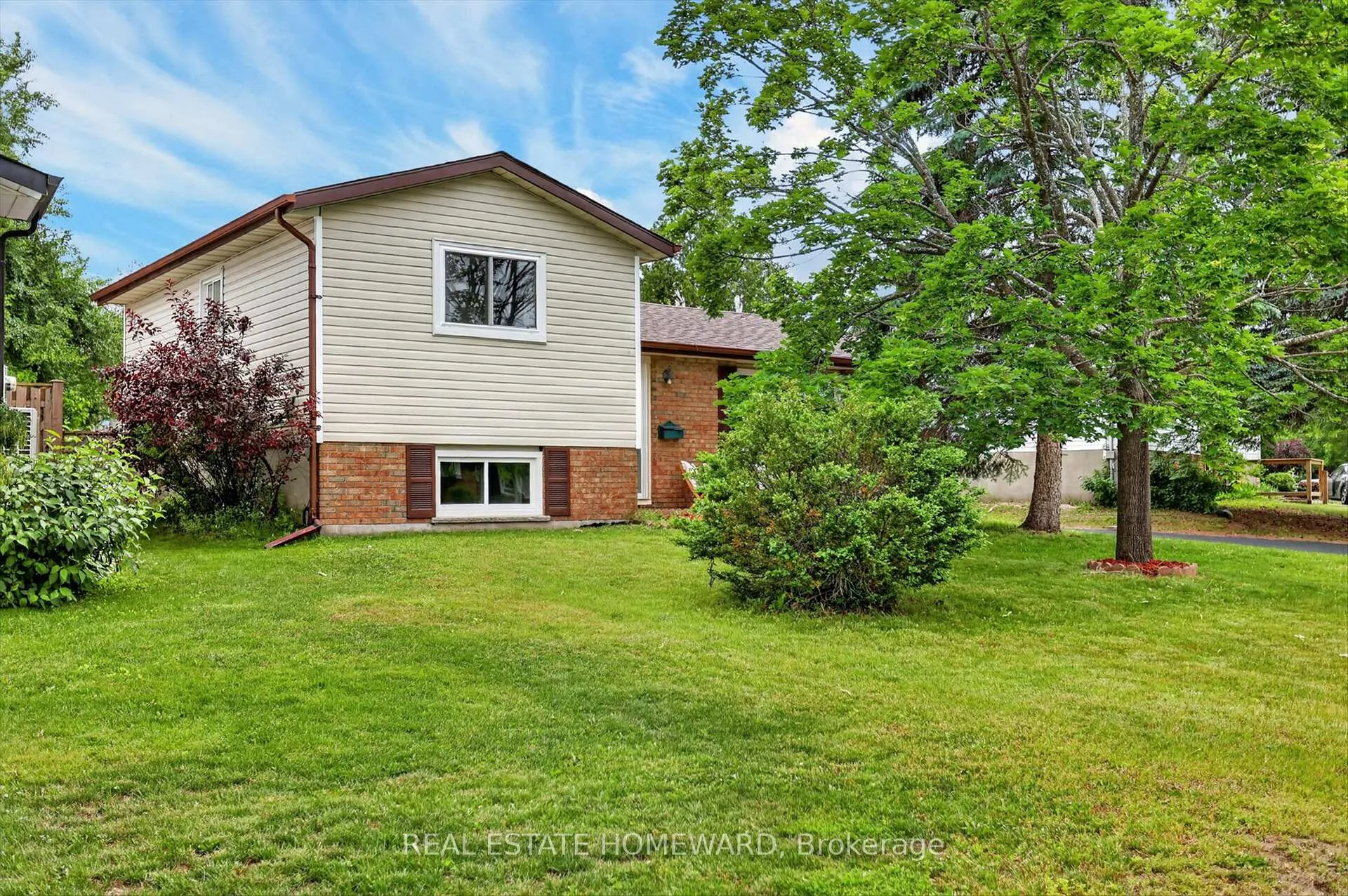 Photo 2 of 1569 Redwood Drive, Peterborough, Monaghan Ward 2 — HOMEH