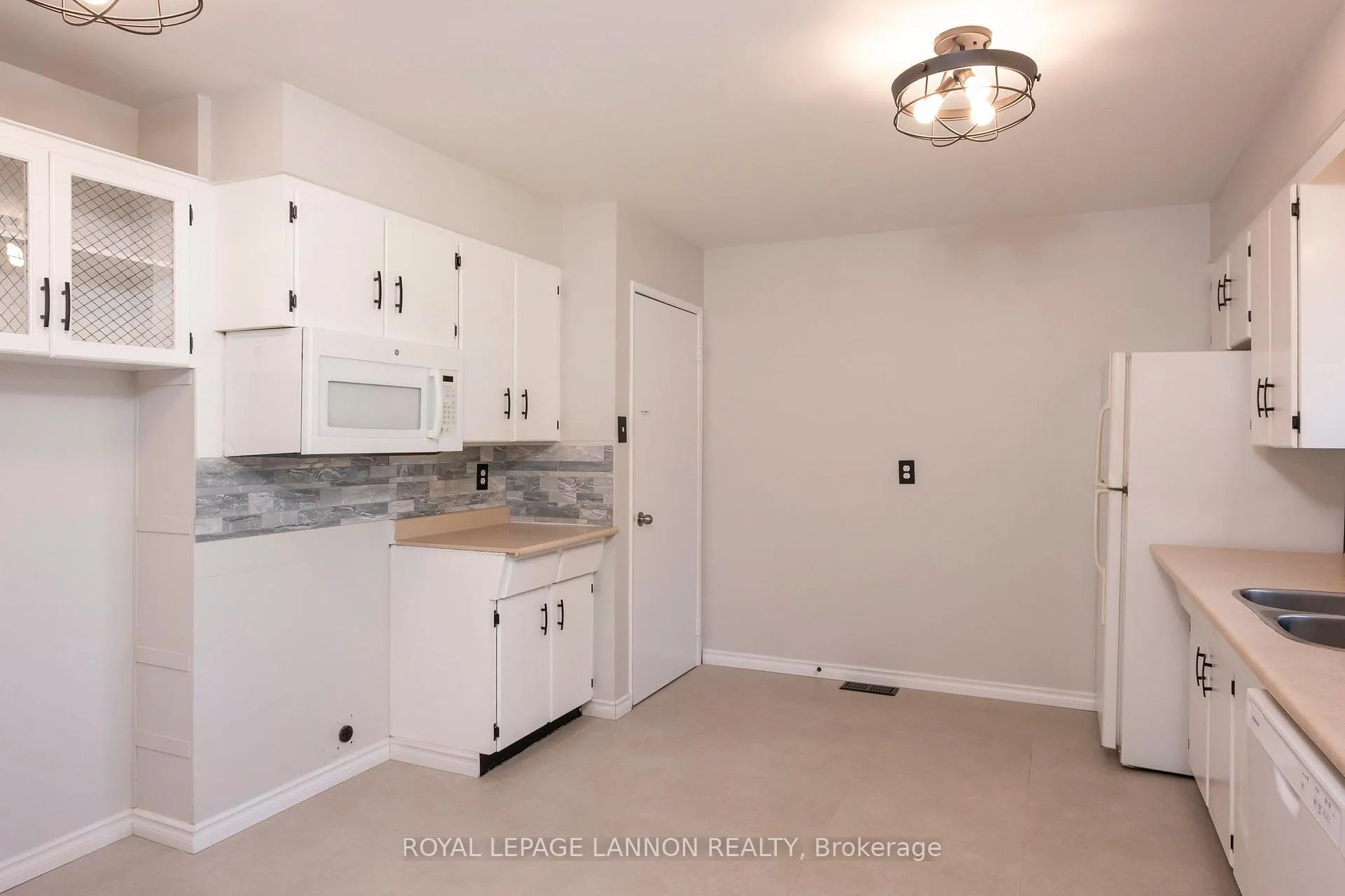 Photo 10 of 103 Elron Cres, Thunder Bay, College Park — HOMEH
