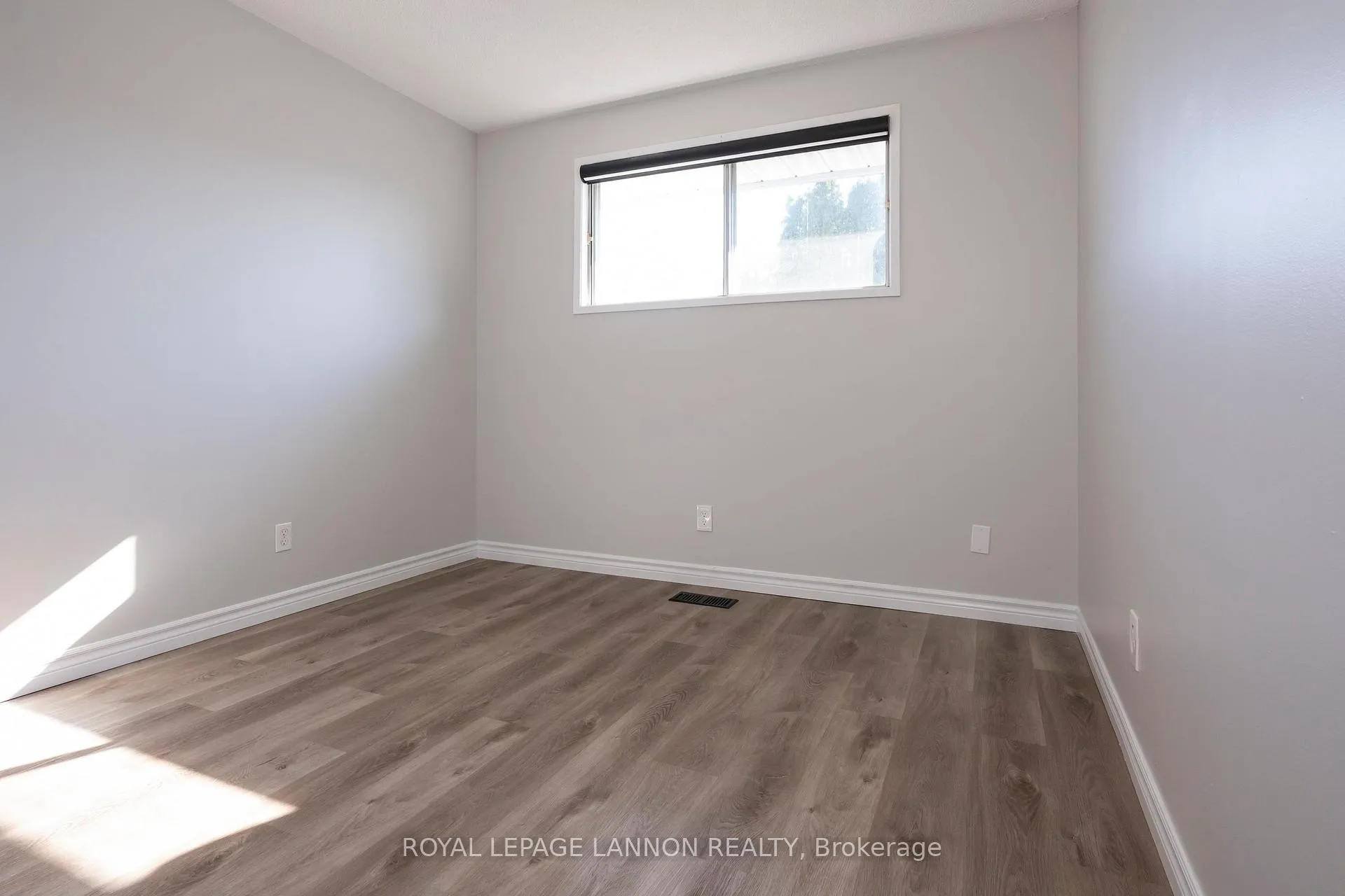 Photo 12 of 103 Elron Cres, Thunder Bay, College Park — HOMEH