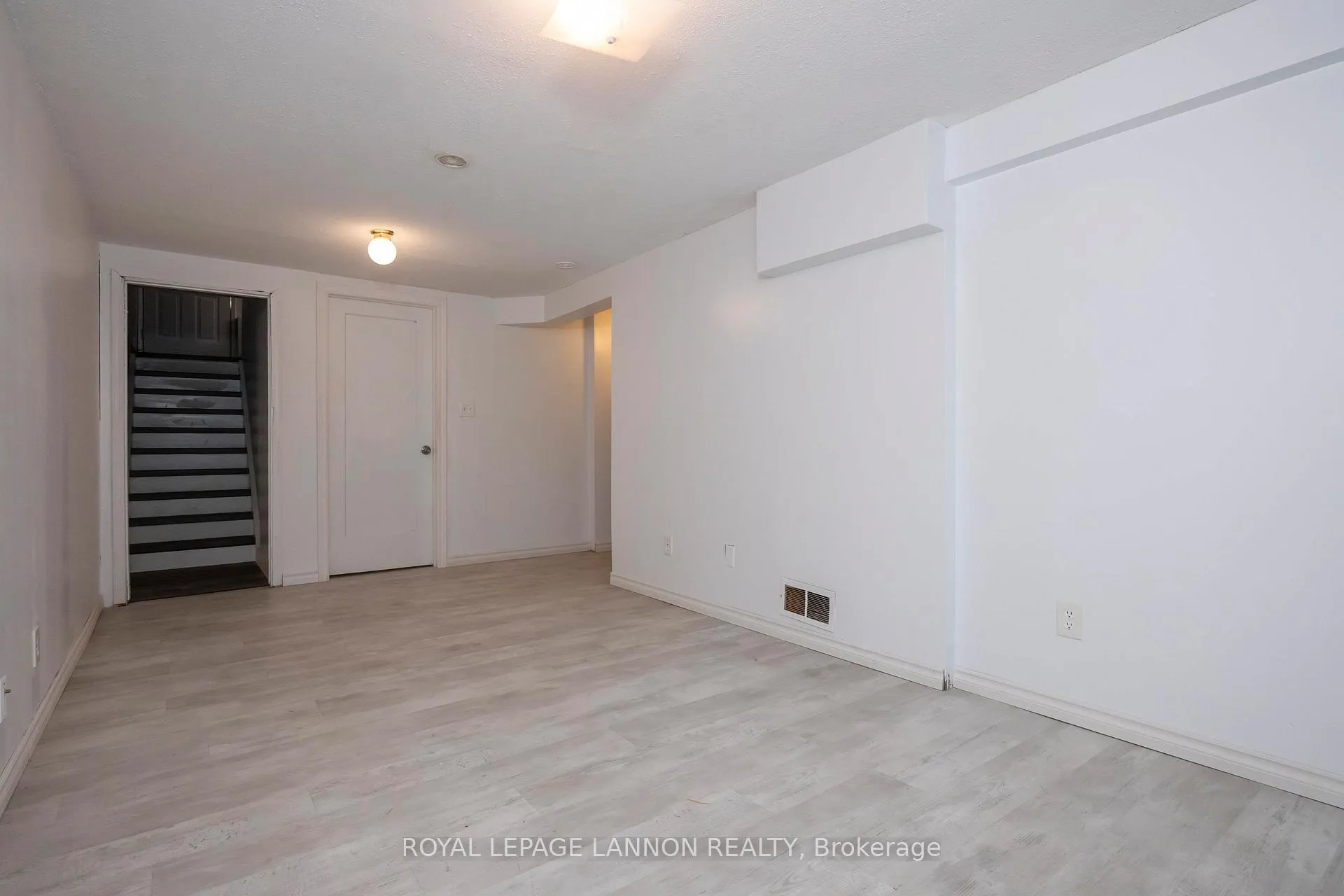 Photo 18 of 103 Elron Cres, Thunder Bay, College Park — HOMEH
