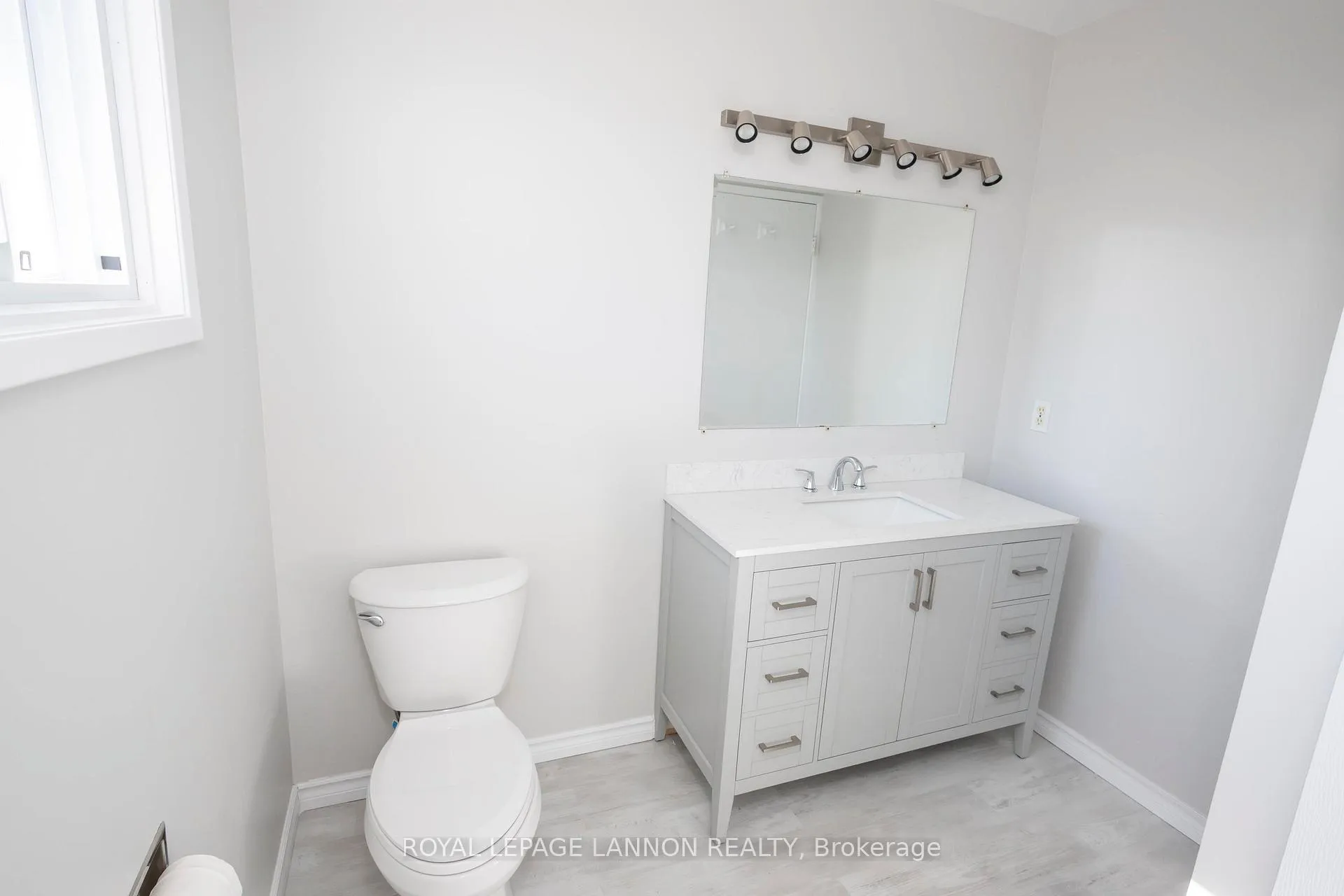 Photo 24 of 103 Elron Cres, Thunder Bay, College Park — HOMEH