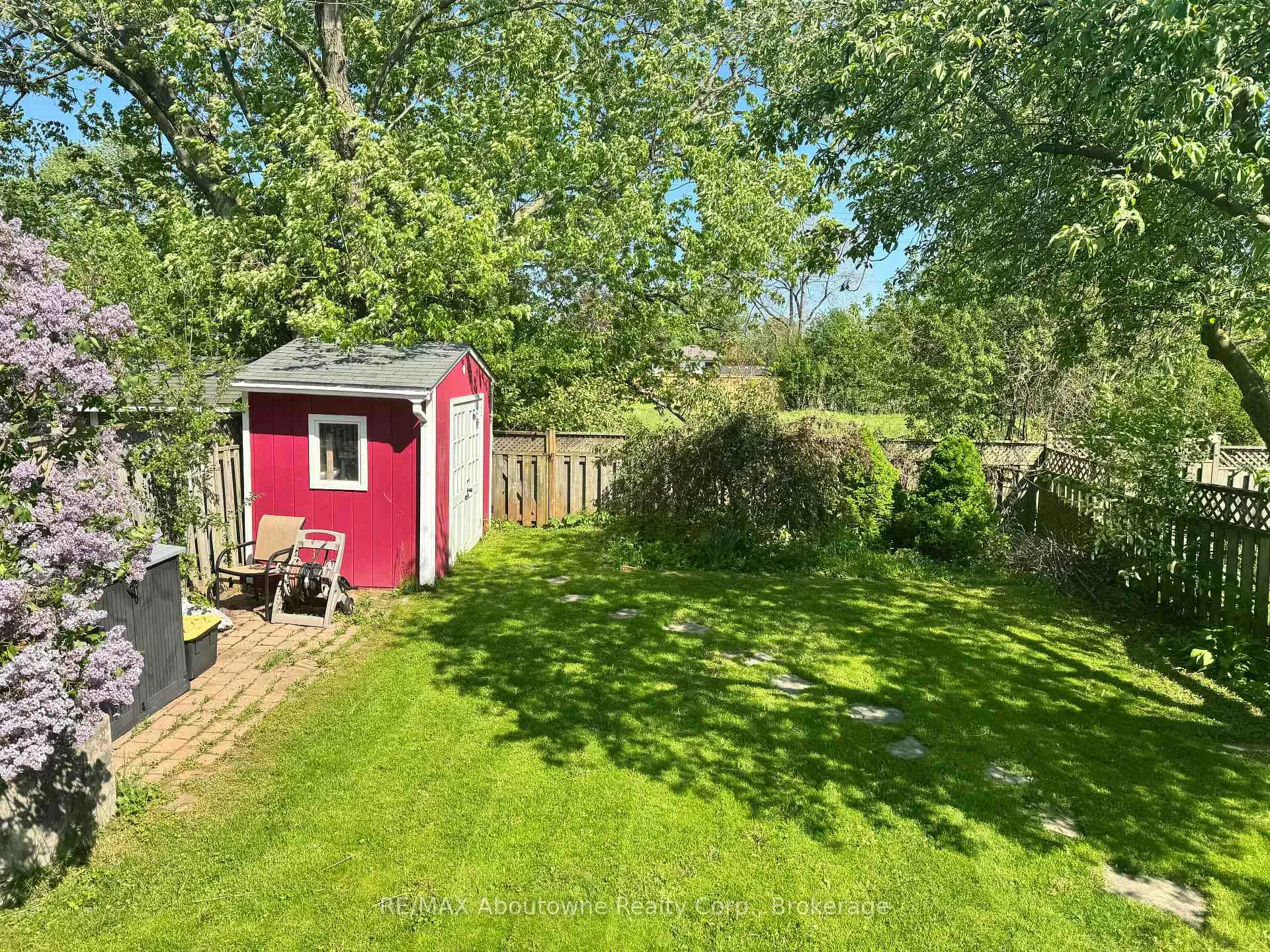 Photo 2 of 637 Lomond Crescent, Burlington, Shoreacres — HOMEH