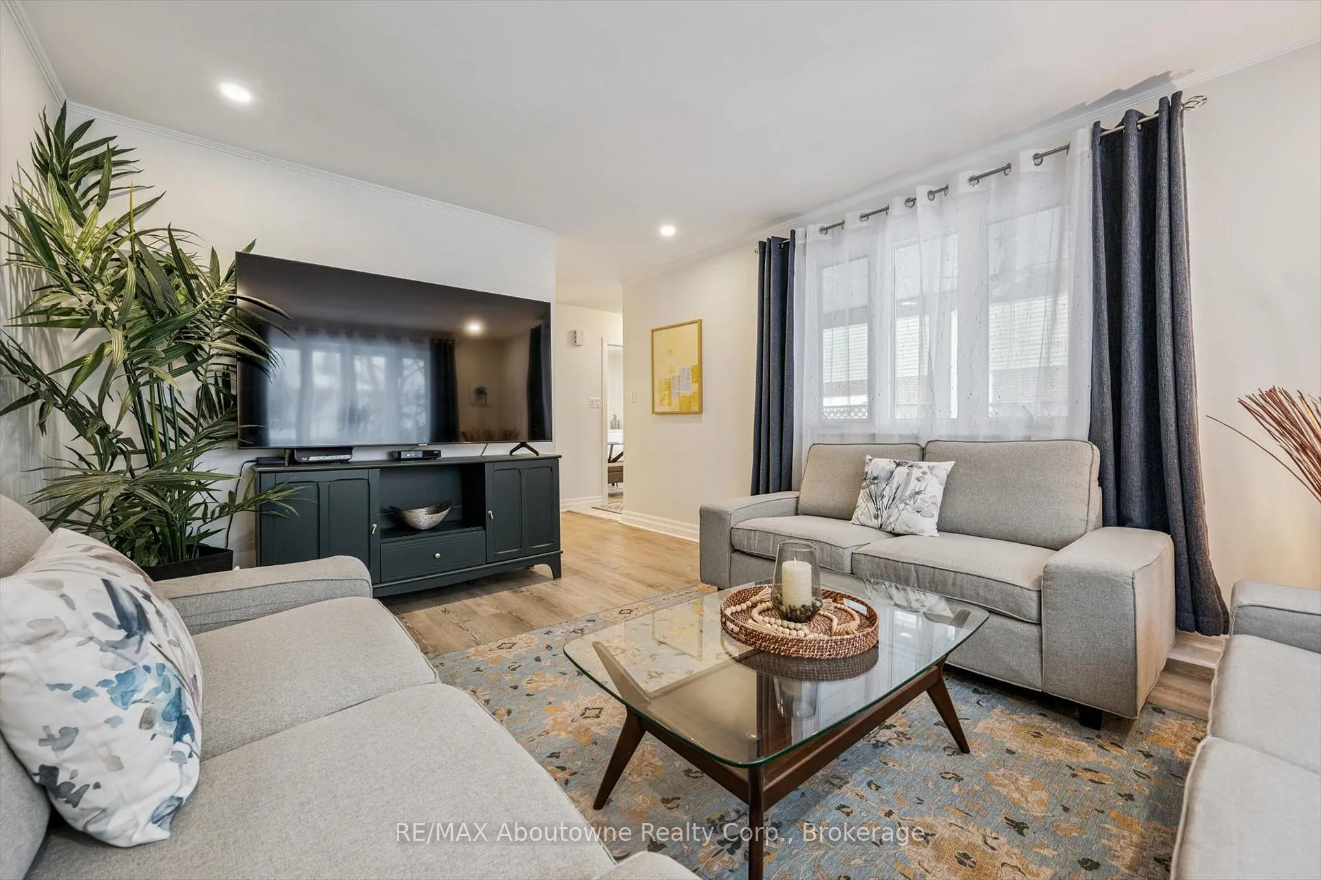 Photo 6 of 637 Lomond Crescent, Burlington, Shoreacres — HOMEH