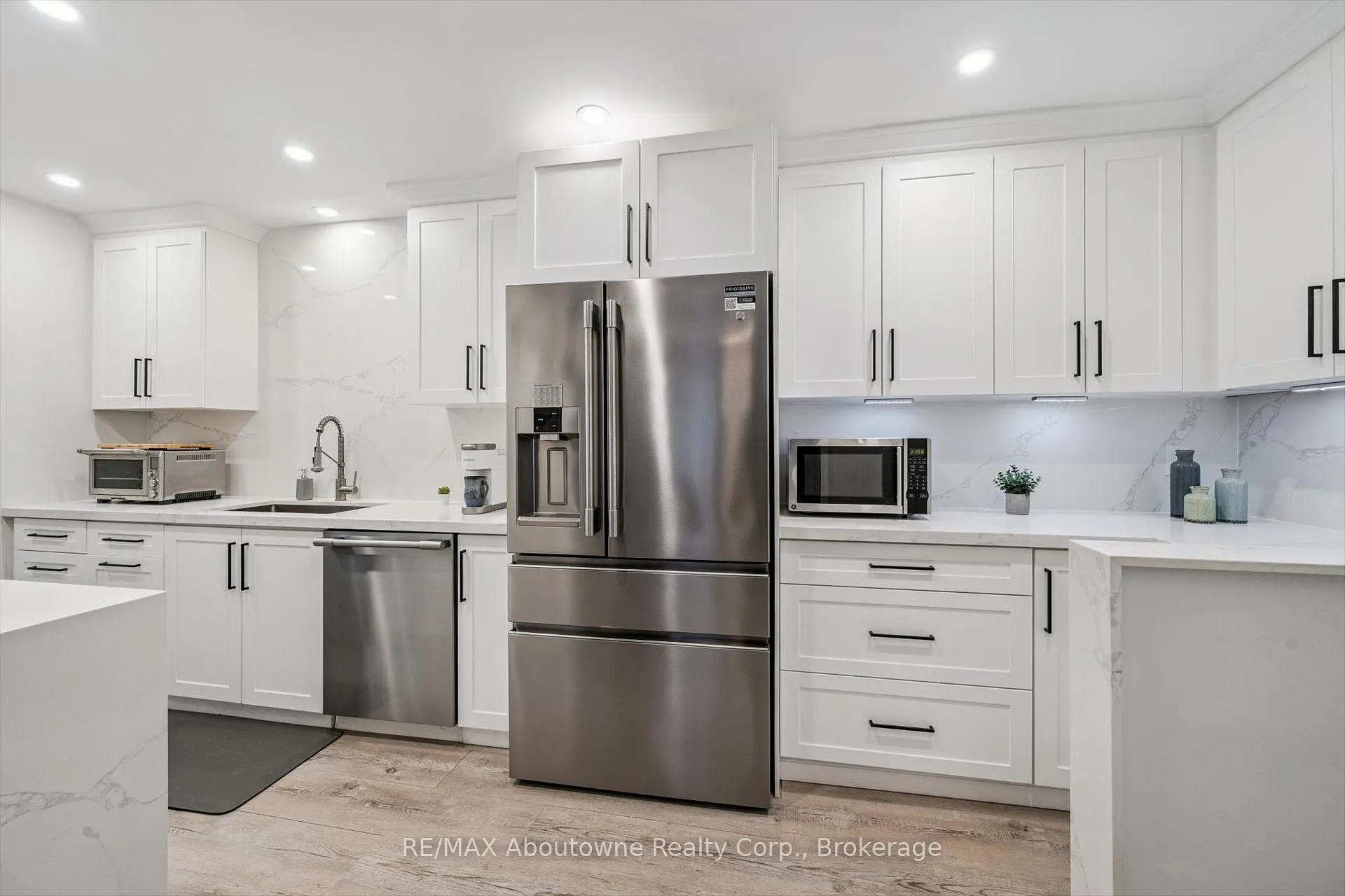 Photo 9 of 637 Lomond Crescent, Burlington, Shoreacres — HOMEH
