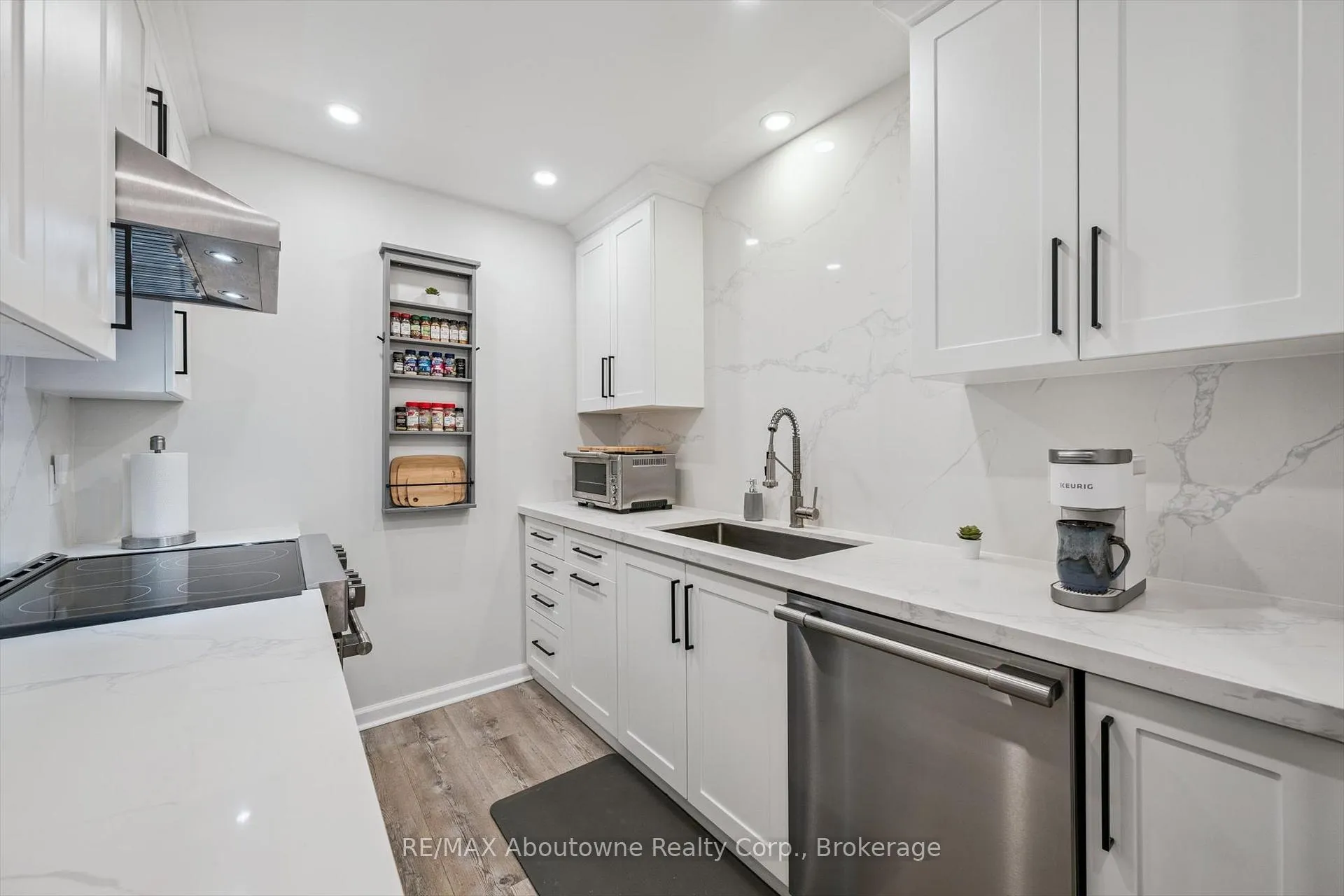 Photo 10 of 637 Lomond Crescent, Burlington, Shoreacres — HOMEH