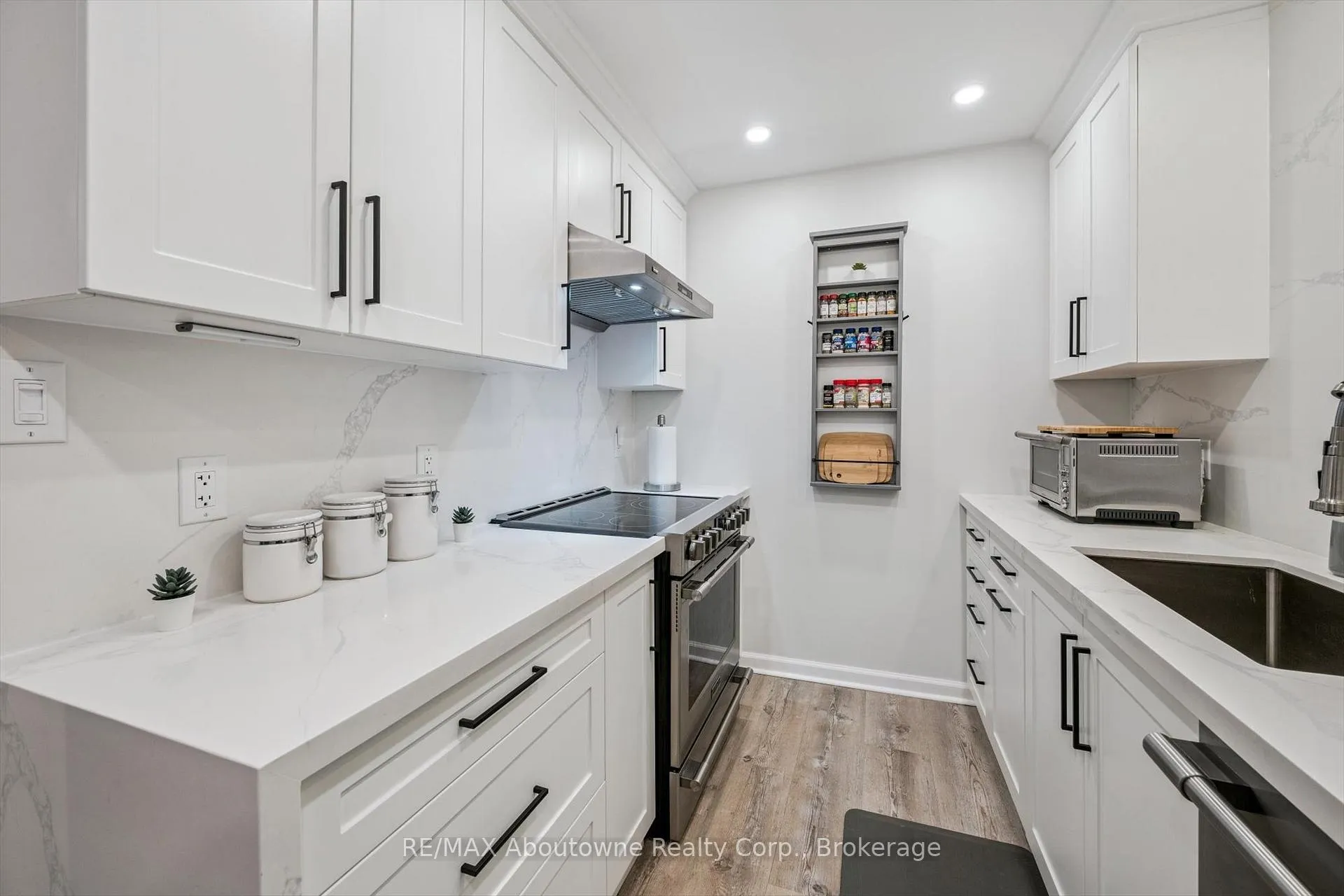 Photo 11 of 637 Lomond Crescent, Burlington, Shoreacres — HOMEH