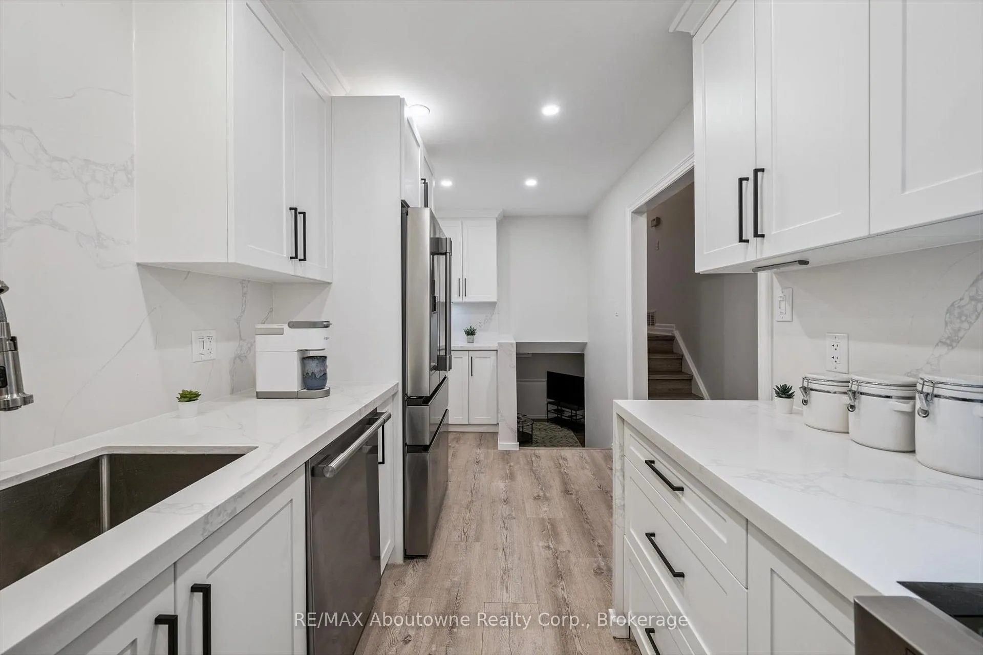 Photo 12 of 637 Lomond Crescent, Burlington, Shoreacres — HOMEH