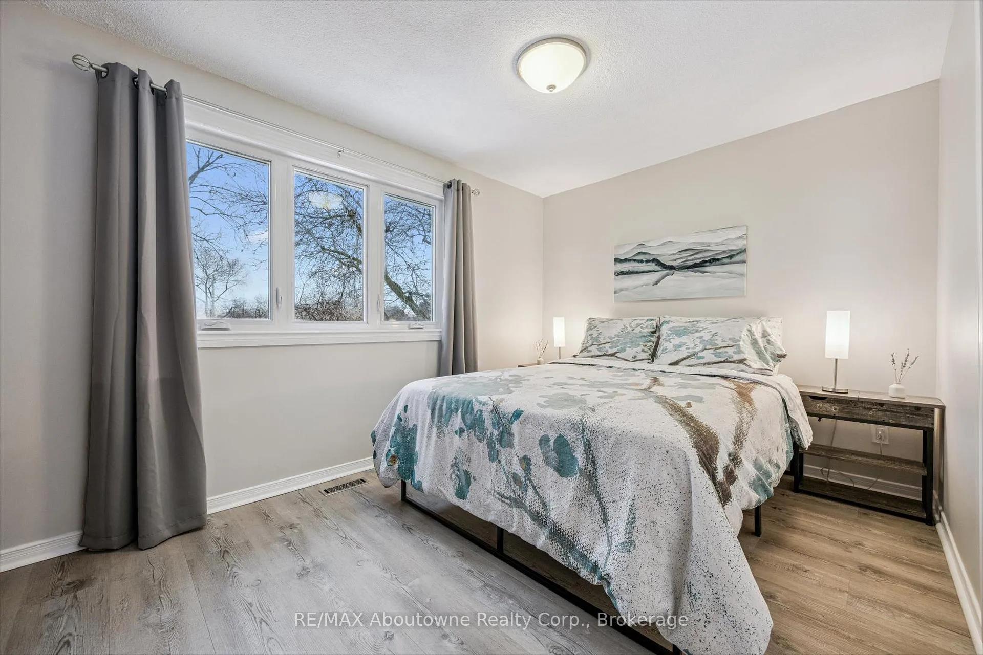 Photo 13 of 637 Lomond Crescent, Burlington, Shoreacres — HOMEH