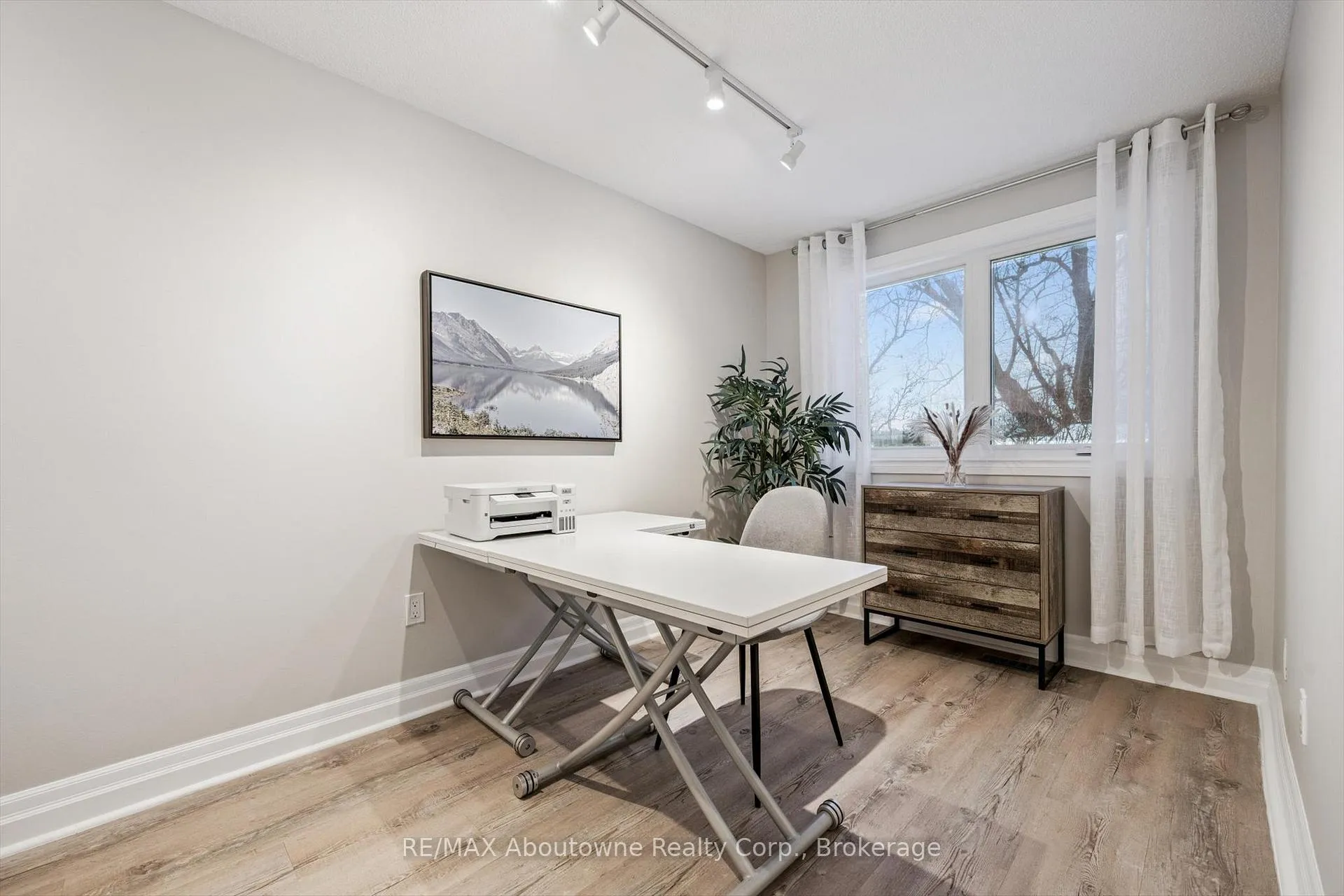 Photo 16 of 637 Lomond Crescent, Burlington, Shoreacres — HOMEH