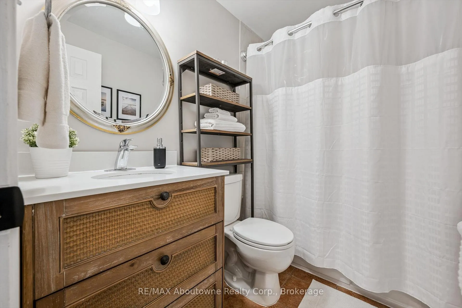 Photo 18 of 637 Lomond Crescent, Burlington, Shoreacres — HOMEH