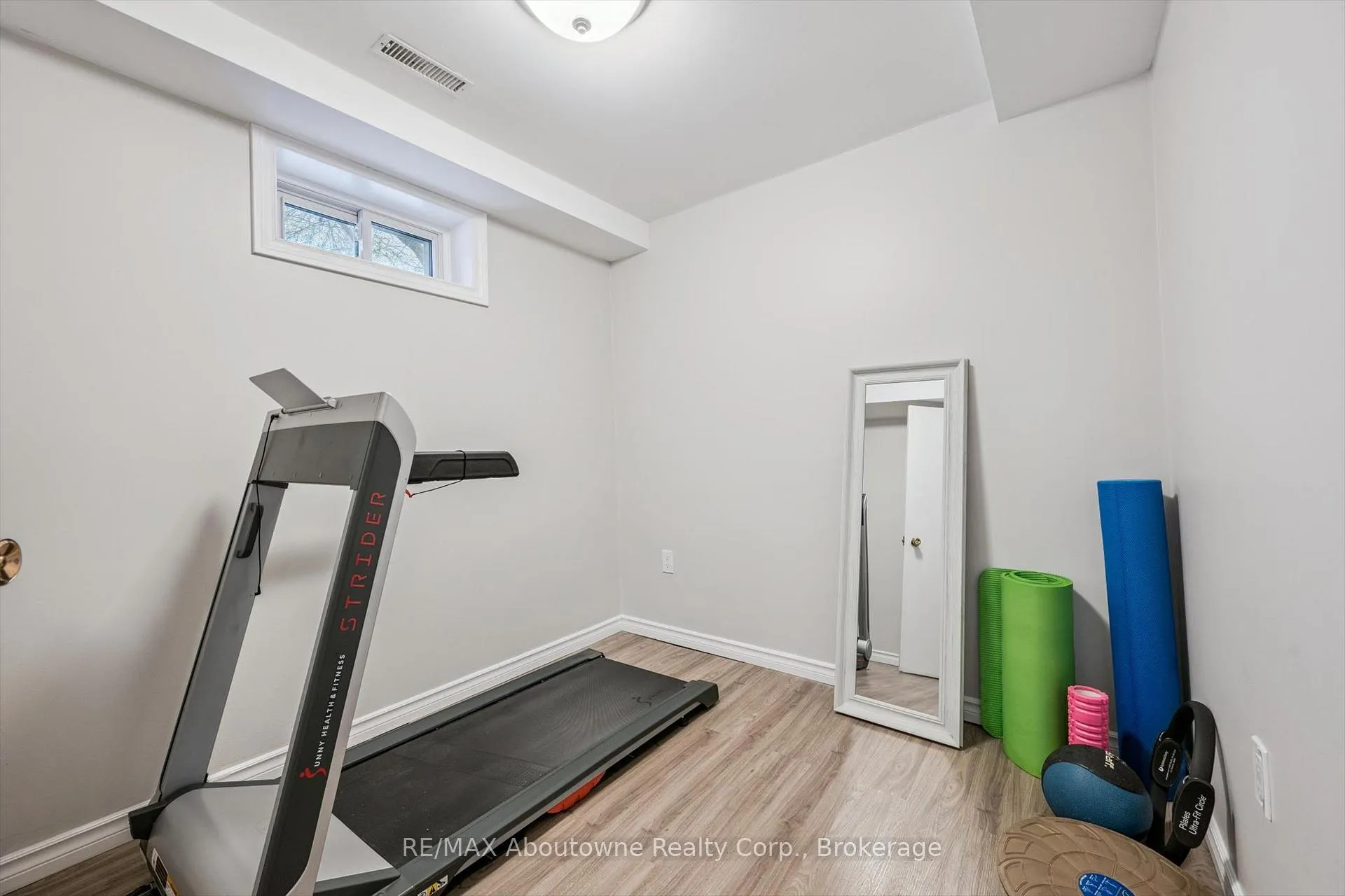 Photo 22 of 637 Lomond Crescent, Burlington, Shoreacres — HOMEH