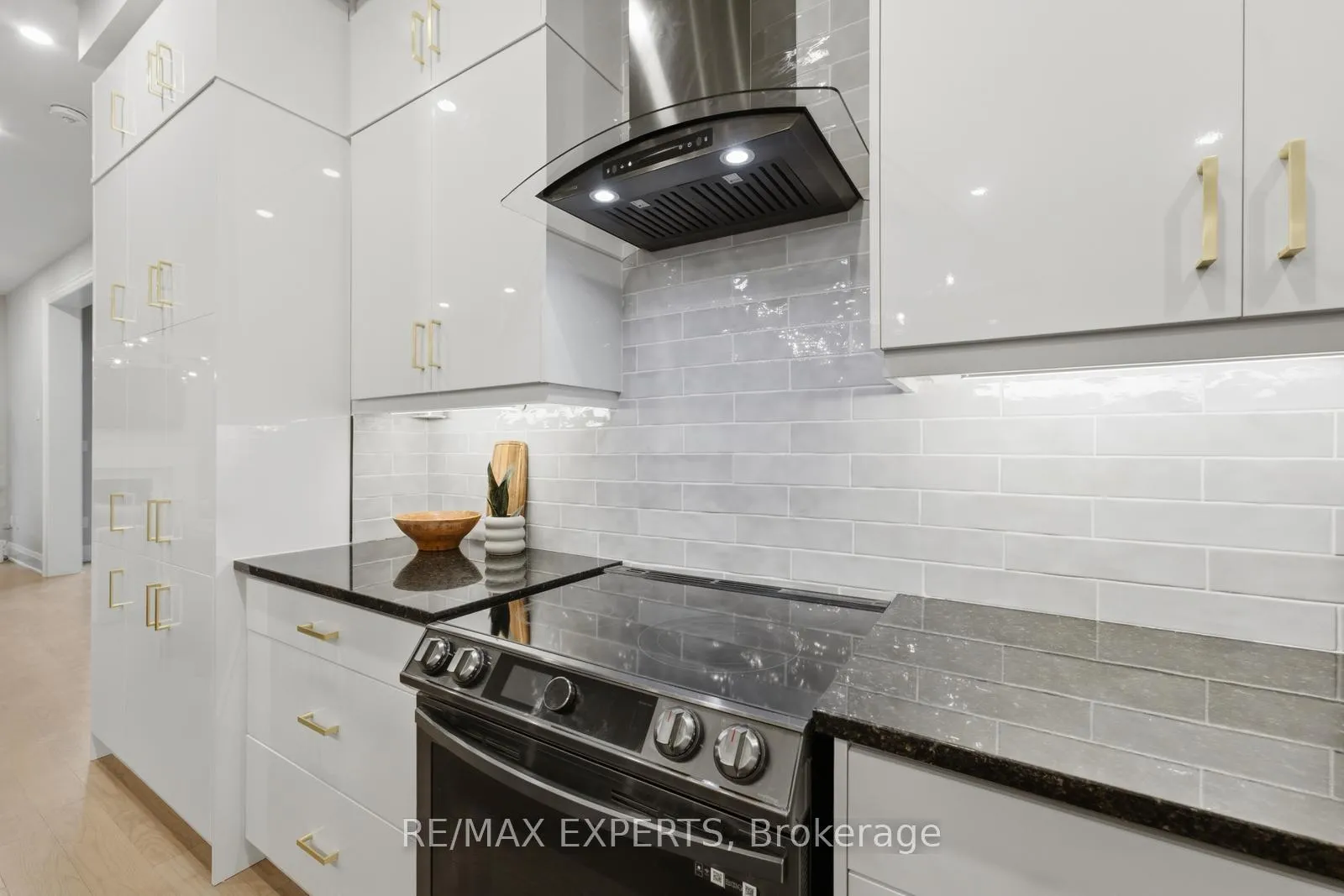 Photo 9 of 1288 Aymond Crescent W, Oakville, Joshua Meadows — HOMEH