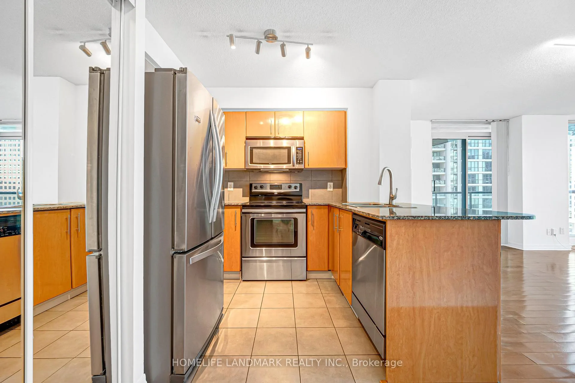 Photo 10 of Unit 901, 16 Yonge Street, Toronto, Waterfront Communities — HOMEH