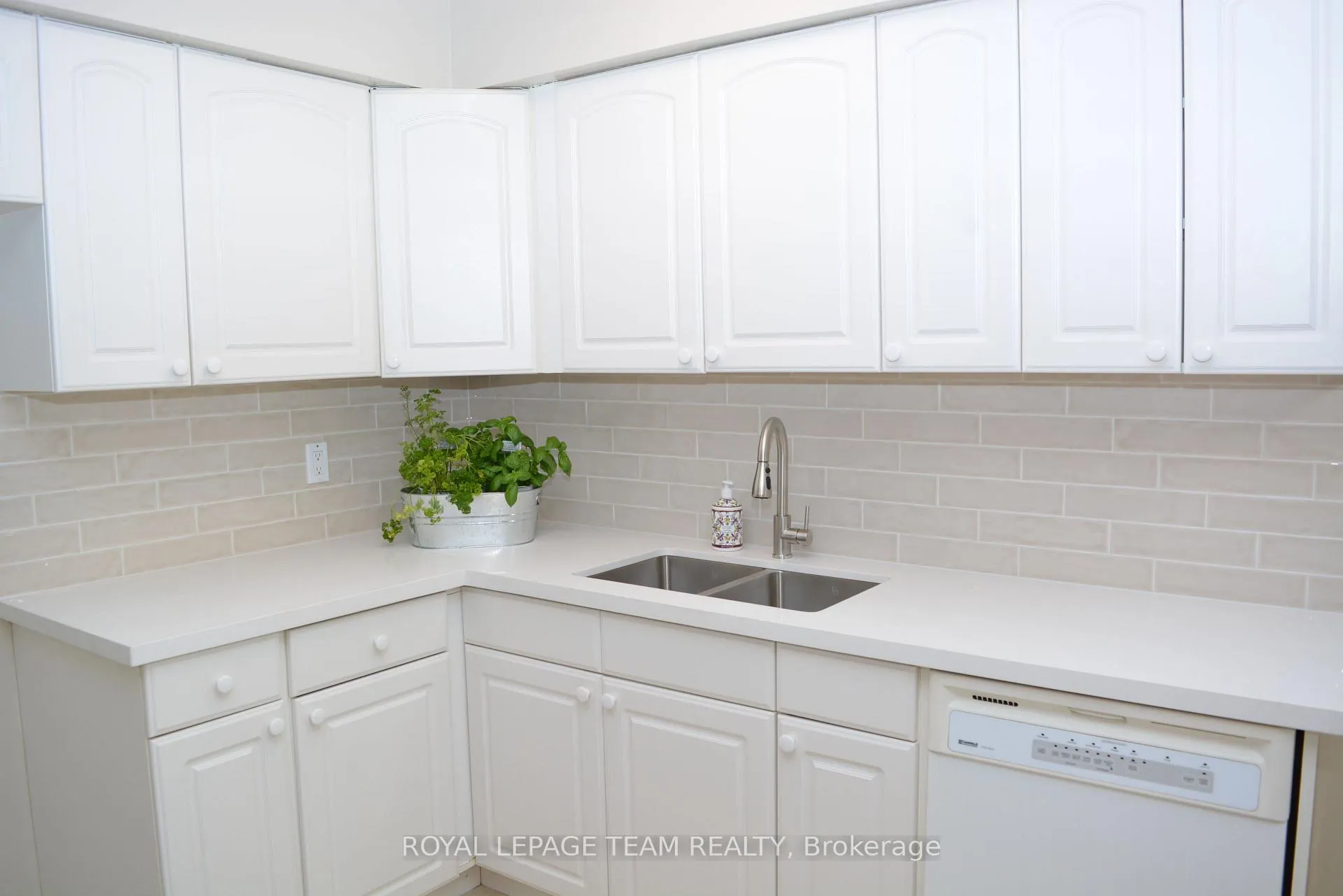 Photo 10 of Unit 16, 280 Mcclellan Road, Ottawa, Arlington Woods — HOMEH