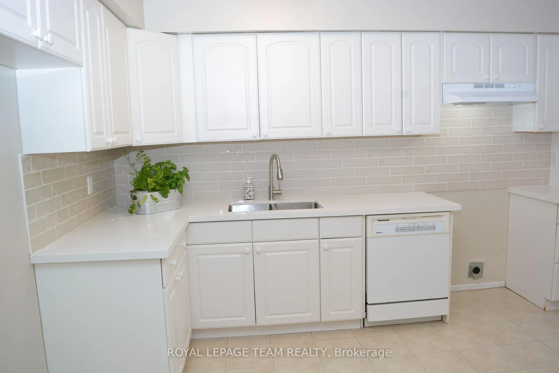 Photo 11 of Unit 16, 280 Mcclellan Road, Ottawa, Arlington Woods — HOMEH