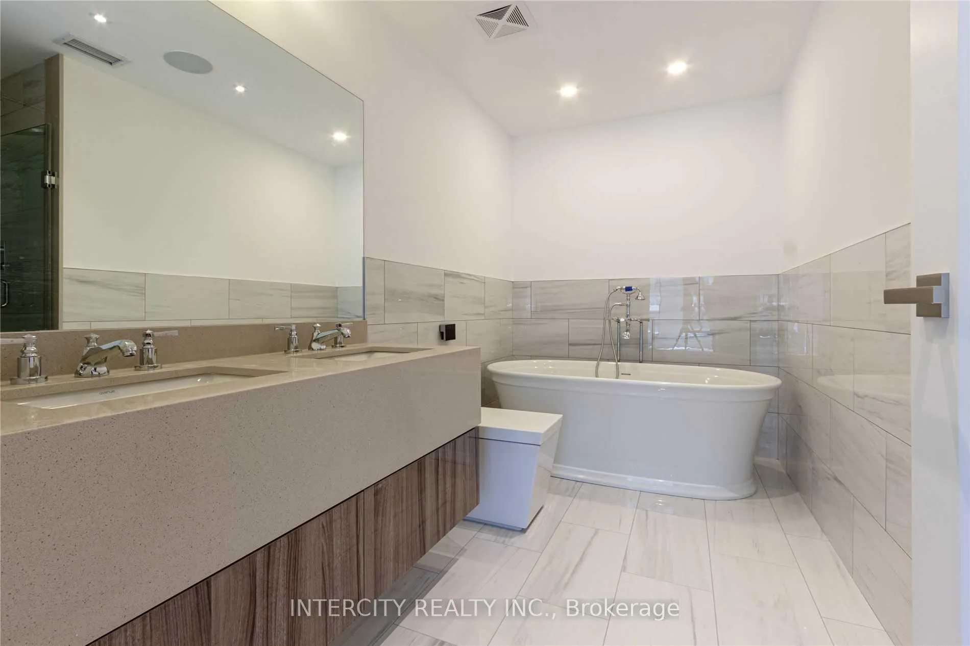 Photo 6 of Unit 707, 6 Jackes Avenue, Toronto, Rosedale-Moore Park — HOMEH
