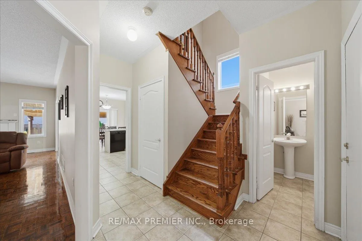 Photo 6 of 5 Laura Sabrina Drive, Vaughan, Sonoma Heights — HOMEH