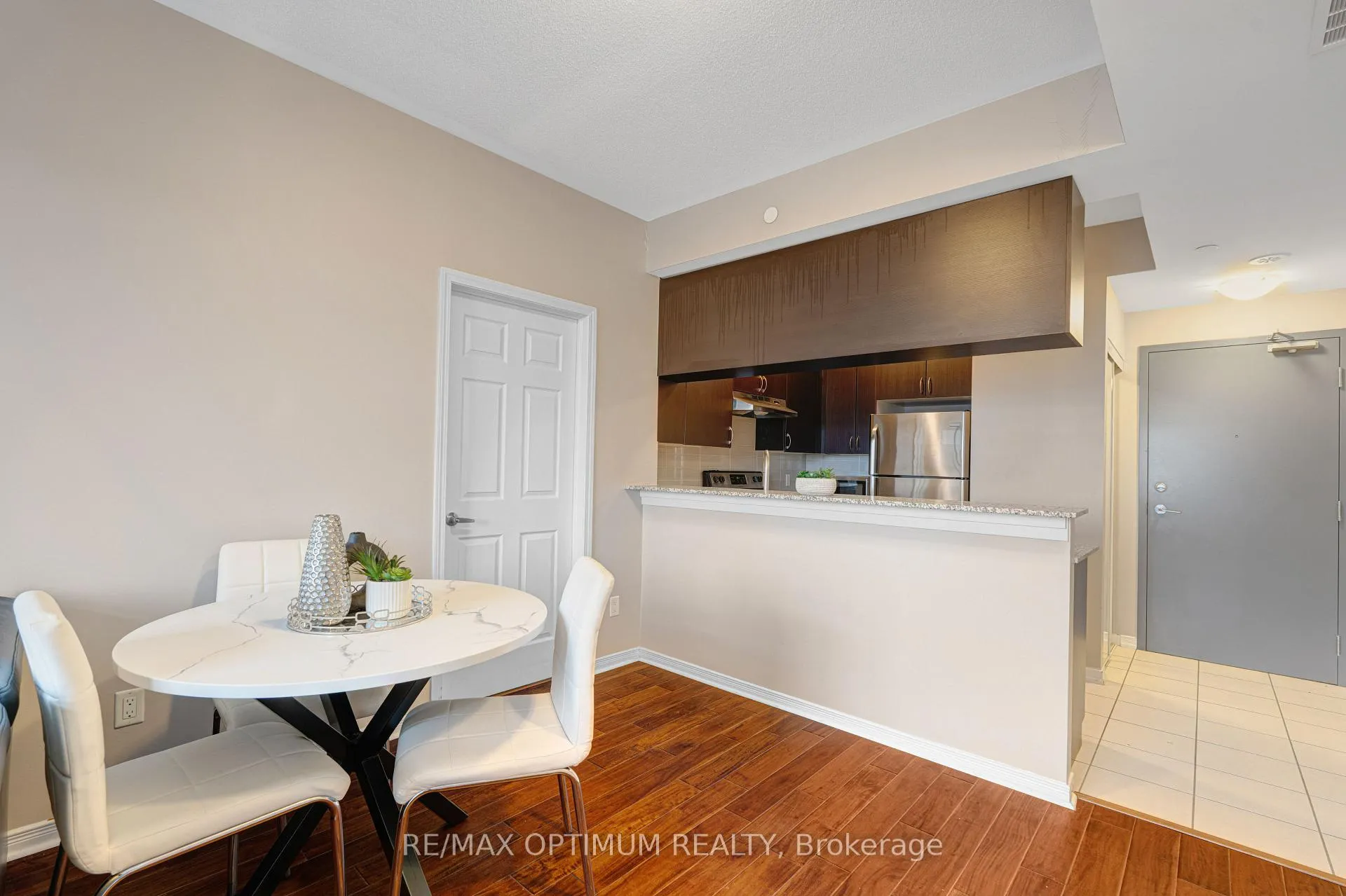 Photo 8 of Unit 402, 50 Sky Harbour Drive, Brampton, Bram West — HOMEH