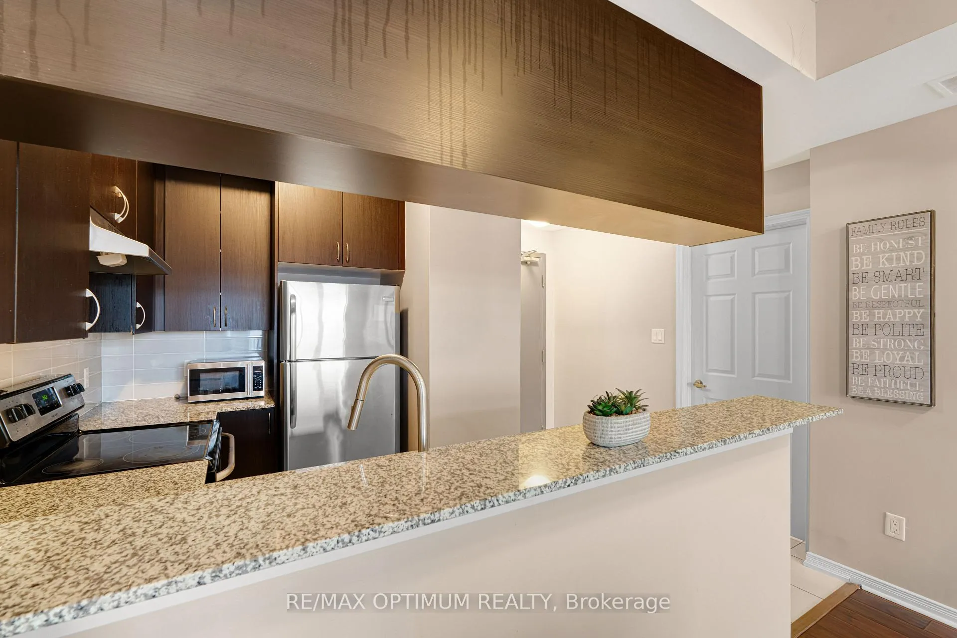 Photo 10 of Unit 402, 50 Sky Harbour Drive, Brampton, Bram West — HOMEH