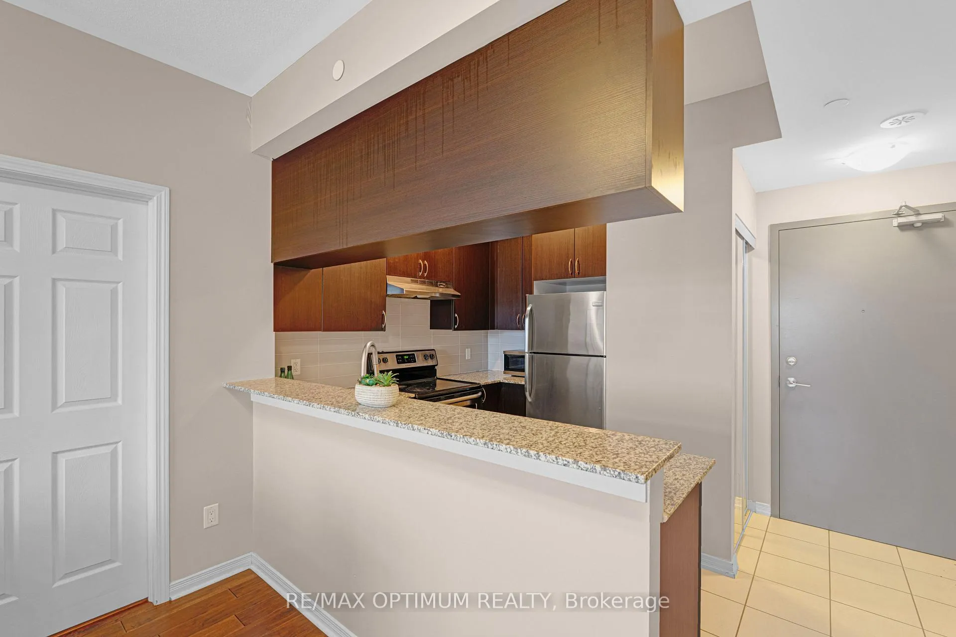 Photo 11 of Unit 402, 50 Sky Harbour Drive, Brampton, Bram West — HOMEH