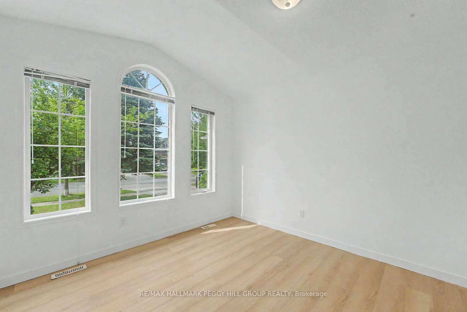 Photo 9 of Unit Upper, 332 Harvie Road, Barrie, Holly — HOMEH