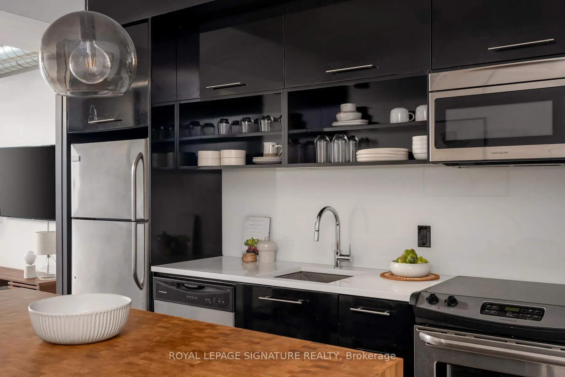 Photo 2 of Unit 601, 51 Trolley Crescent, Toronto, Moss Park — HOMEH