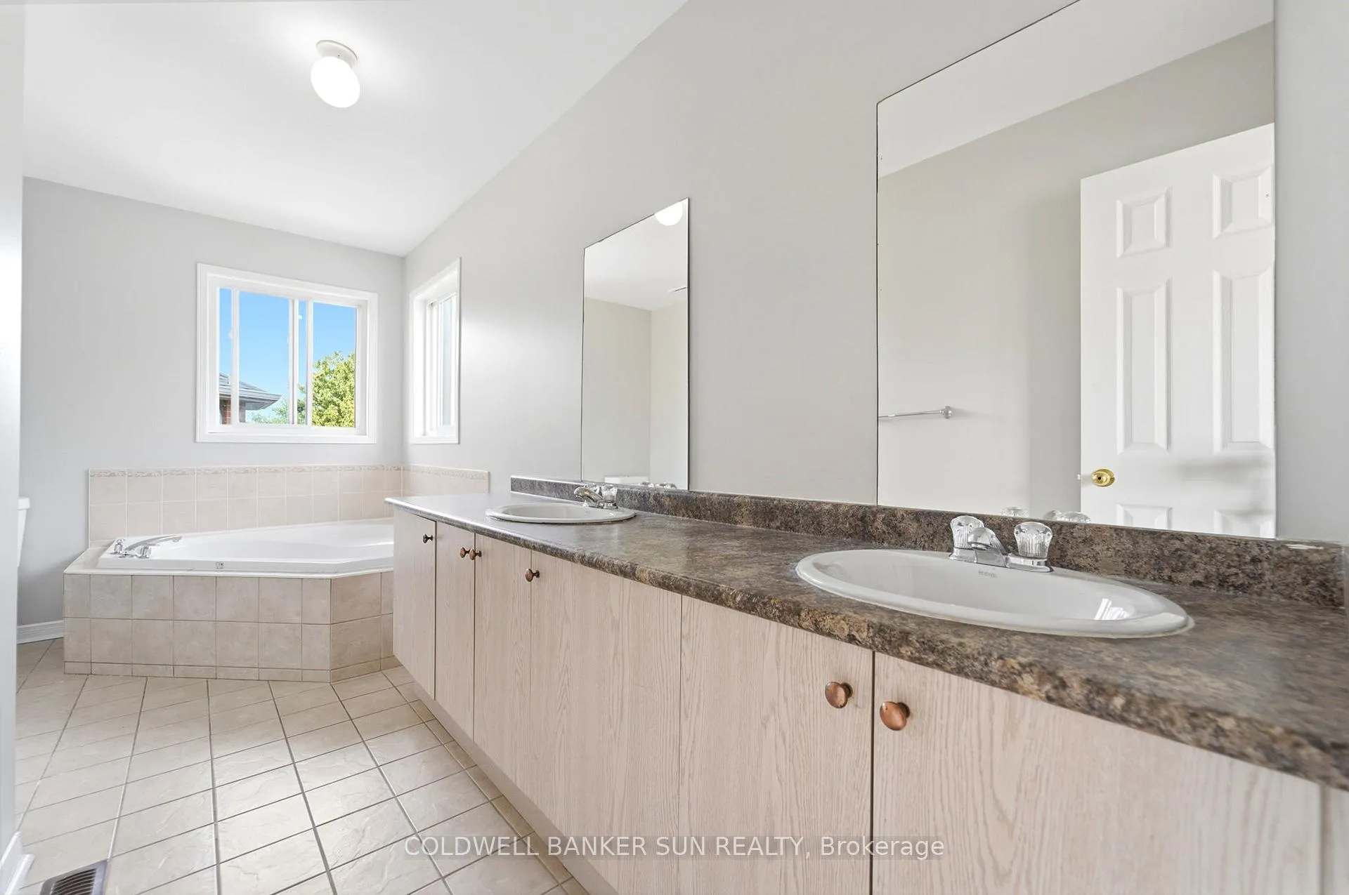 Photo 23 of 67 Tufton Crescent, Brampton, Fletcher's Meadow — HOMEH