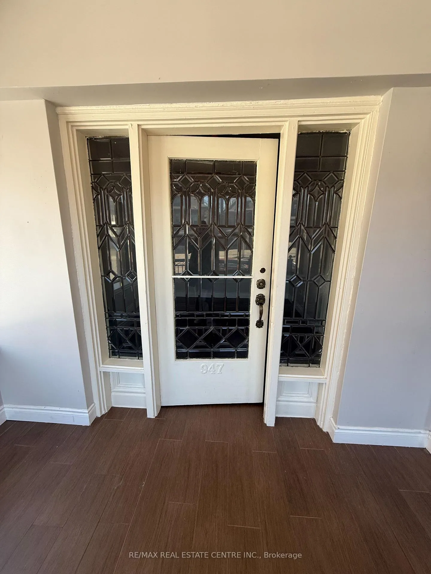 Photo 4 of 947 Main Street E, Hamilton, Stipley — HOMEH