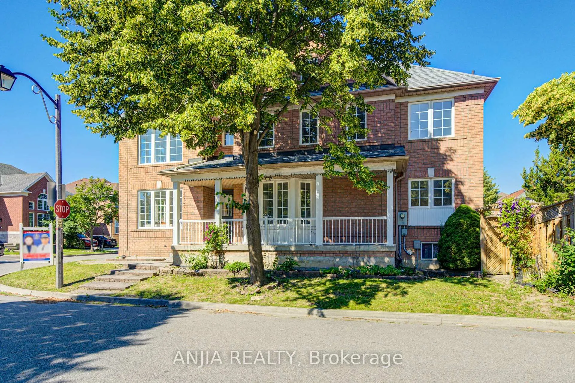 Photo 2 of 136 Winston Castle Drive, Markham, Rural Markham — HOMEH