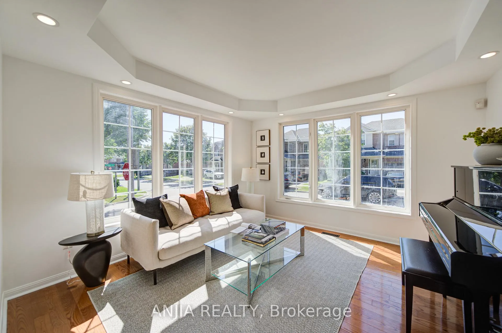 Photo 6 of 136 Winston Castle Drive, Markham, Rural Markham — HOMEH